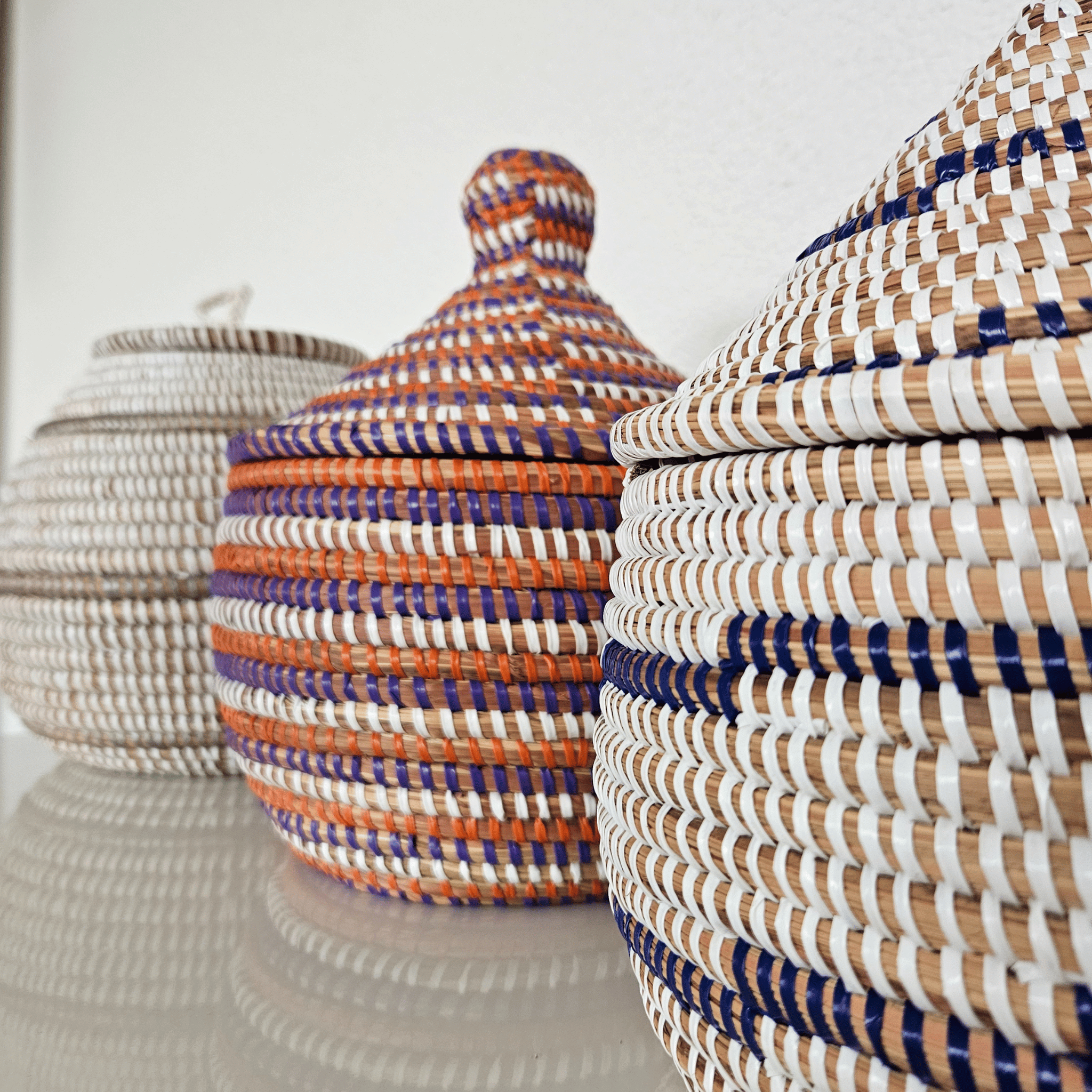 Image de paniers design colorés tressés pour décoration et rangement