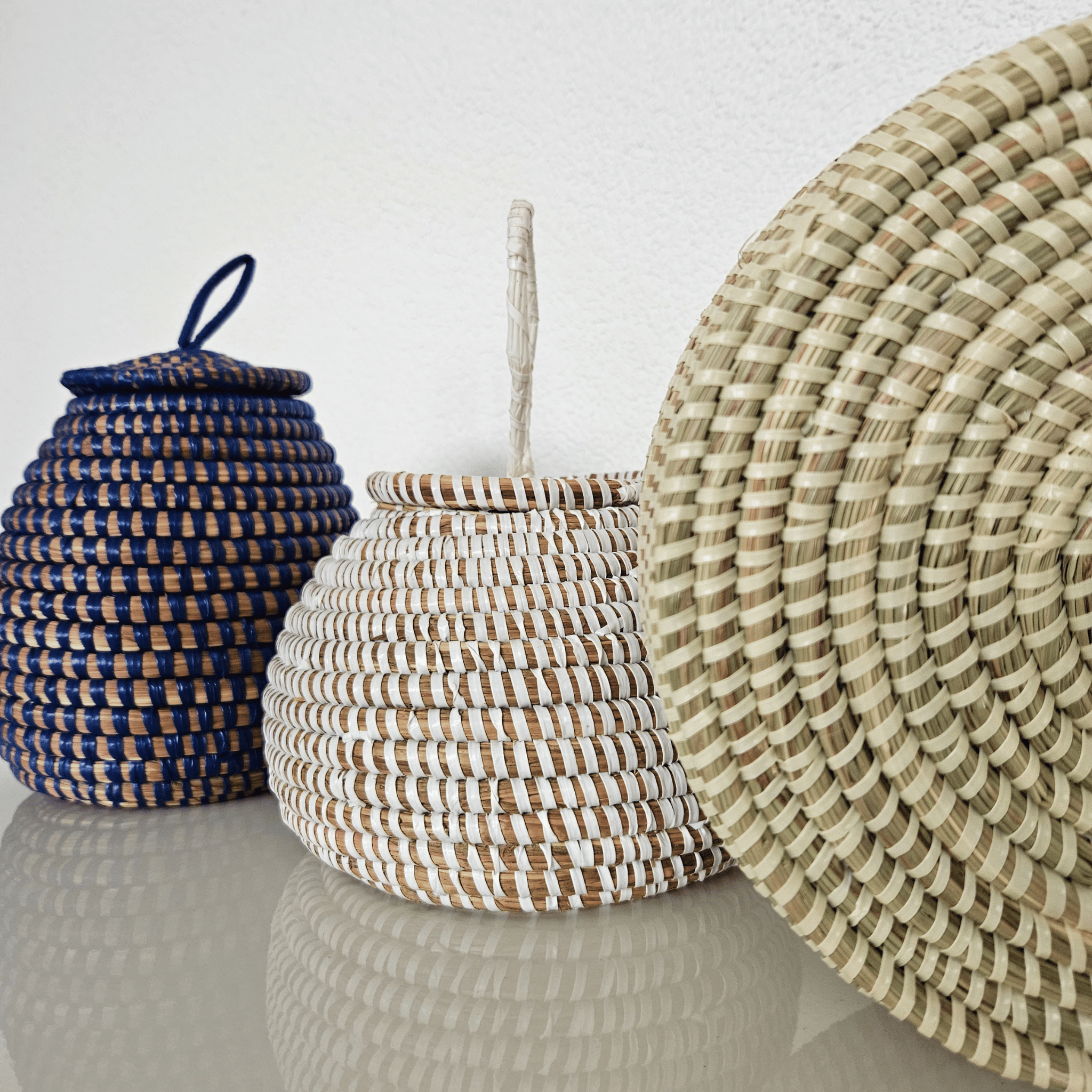 Image de trois paniers ronds avec couvercle de couleurs unies tressés en fibres naturelles