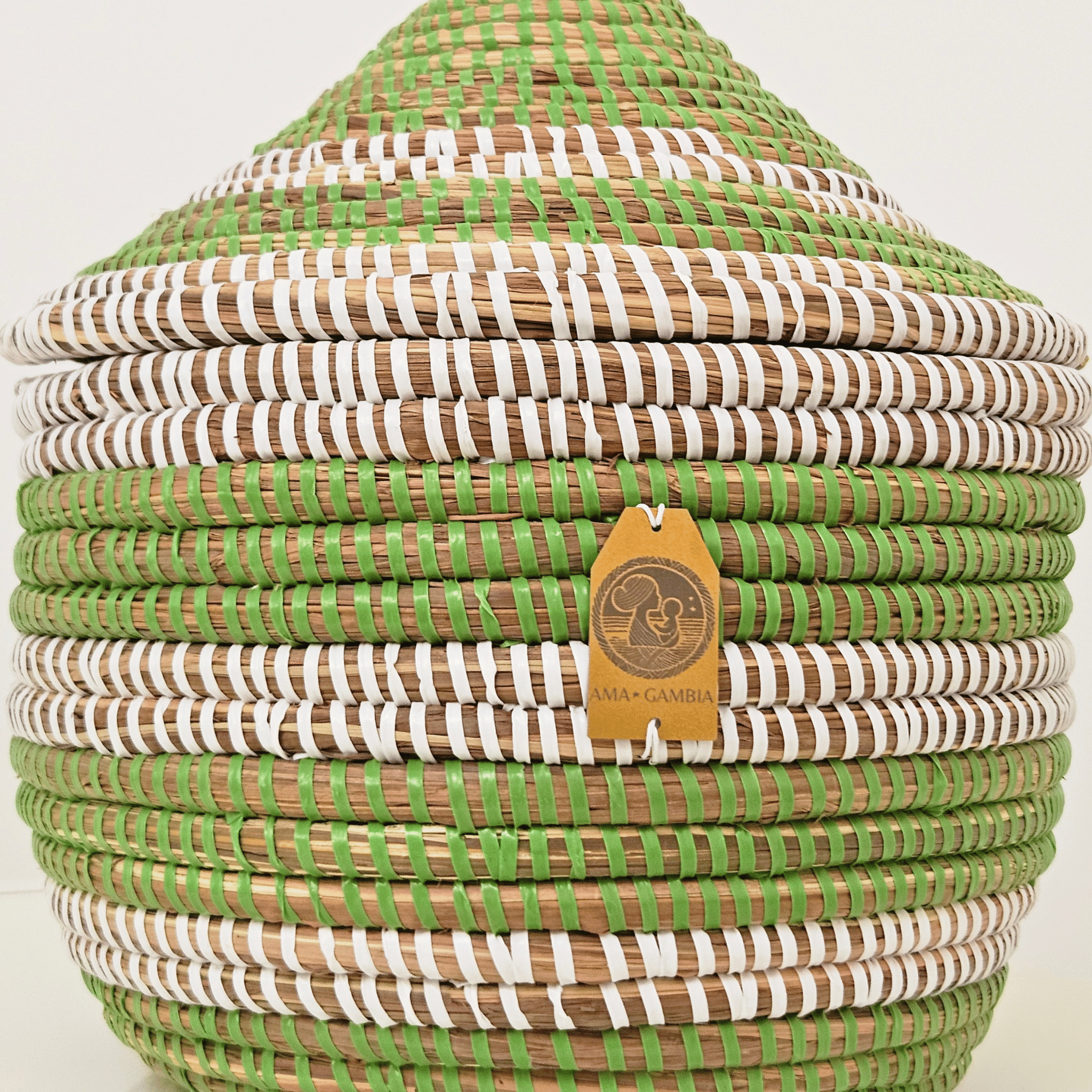Image d'un panier tressé avec couvercle blanc et vert pour rangement et décoration