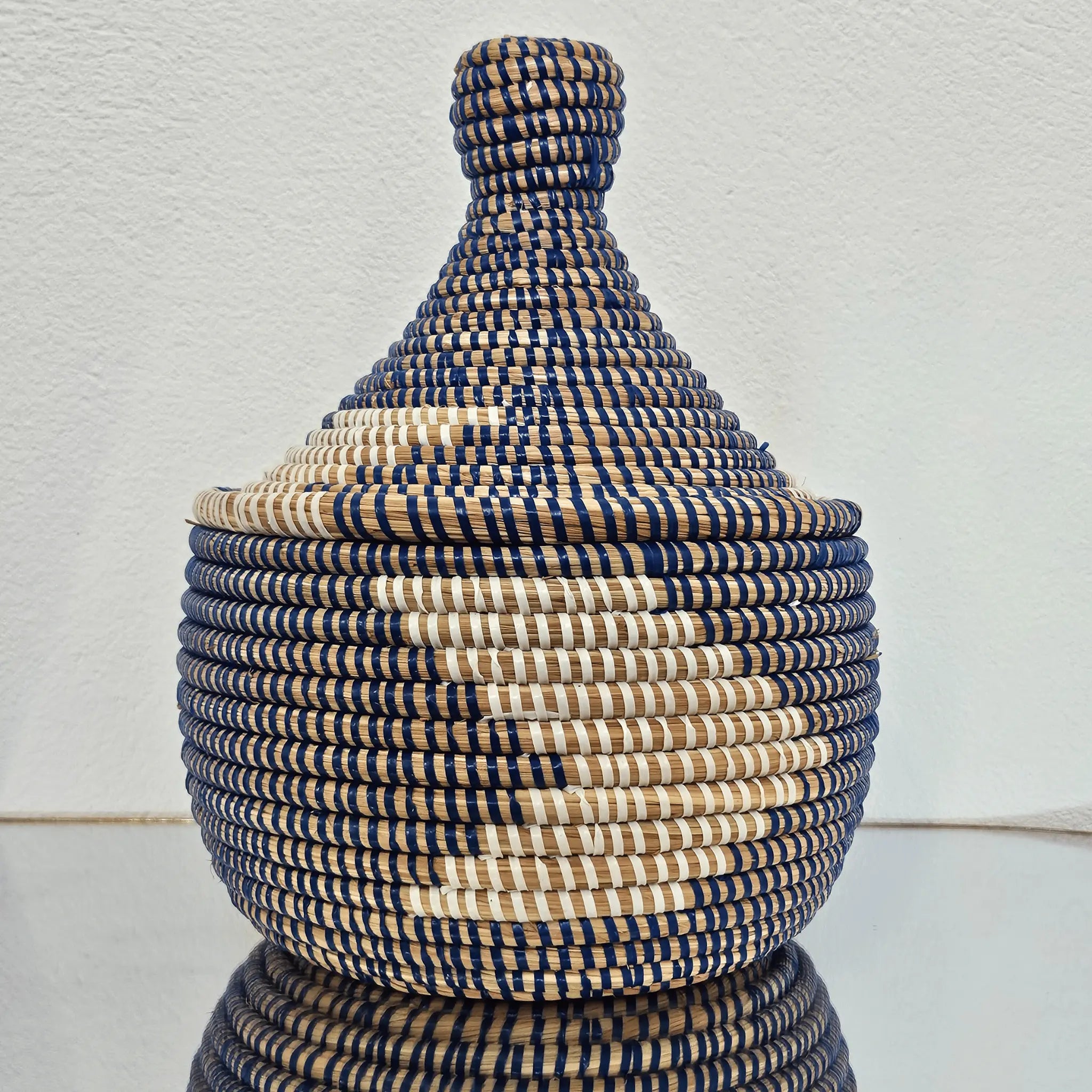 Image d'un panier tressé avec couvercle blanc bleu rond