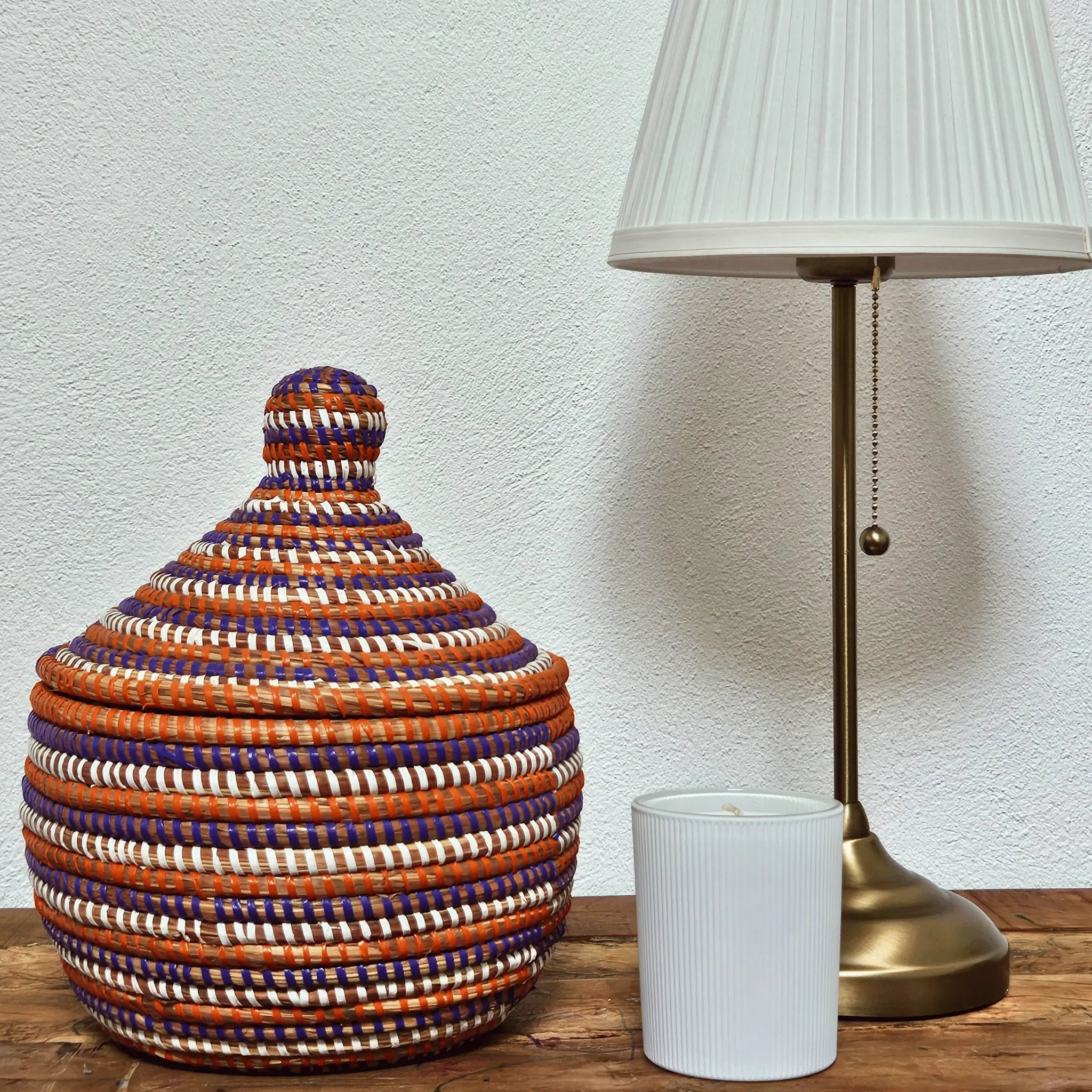Image d'un panier rond pour rangement ou décoration tressé blanc, violet, orange