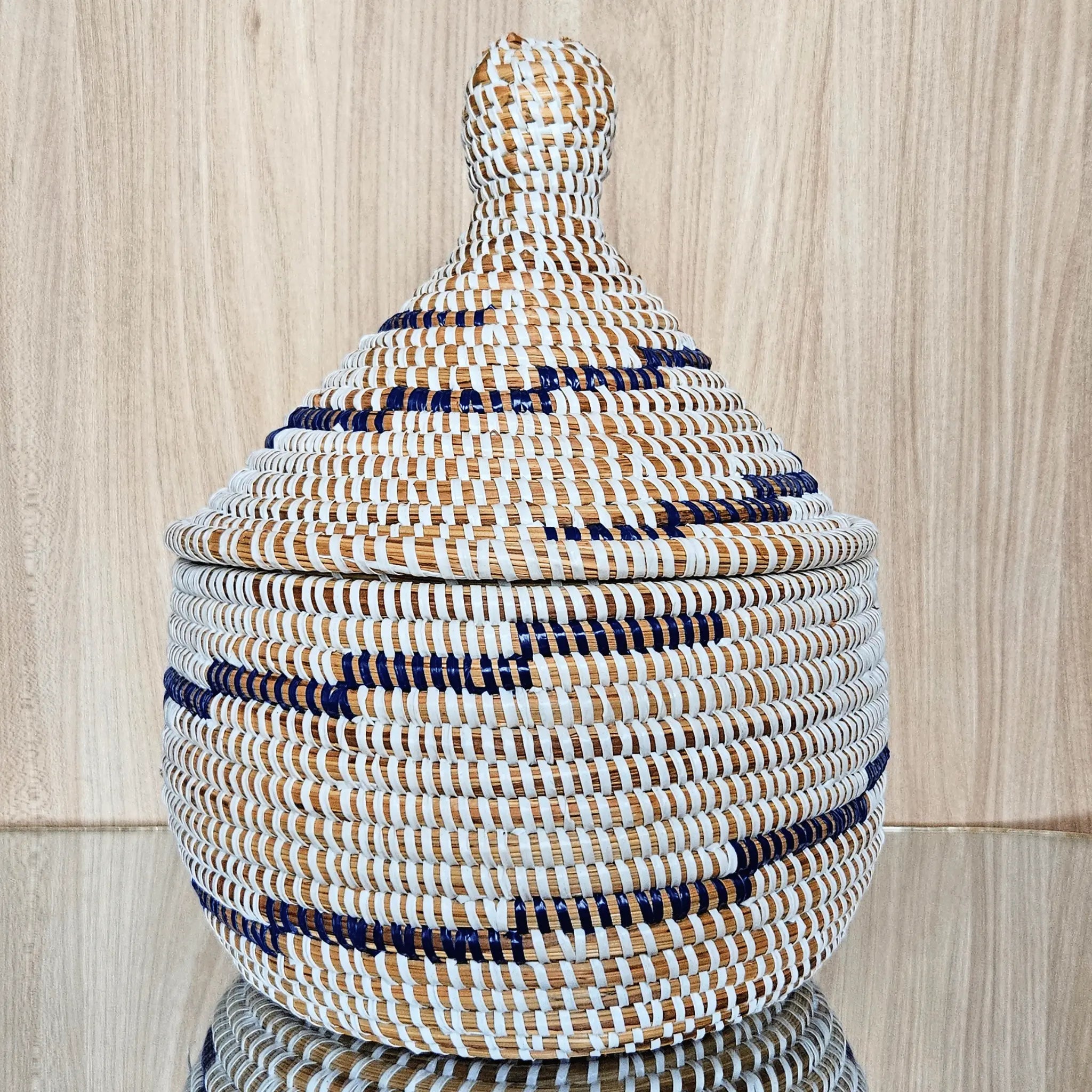 Image d'un panier rond avec couvercle pour rangement blanc et bleu