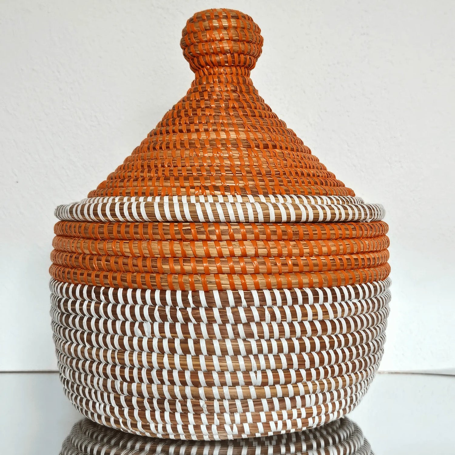 Image d'un panier tressé blanc et orange pour rangement avec couvercle