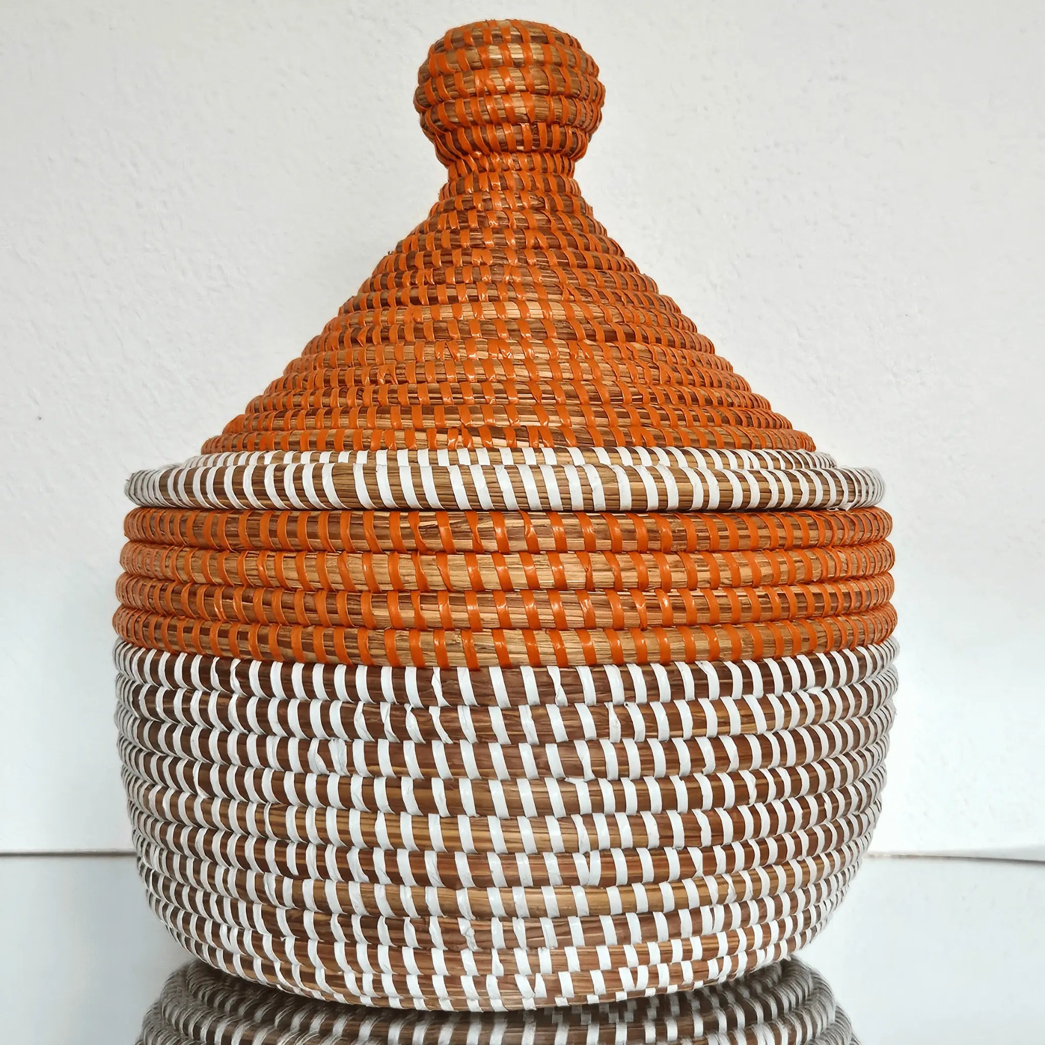 Image d'un panier tressé blanc et orange pour rangement avec couvercle