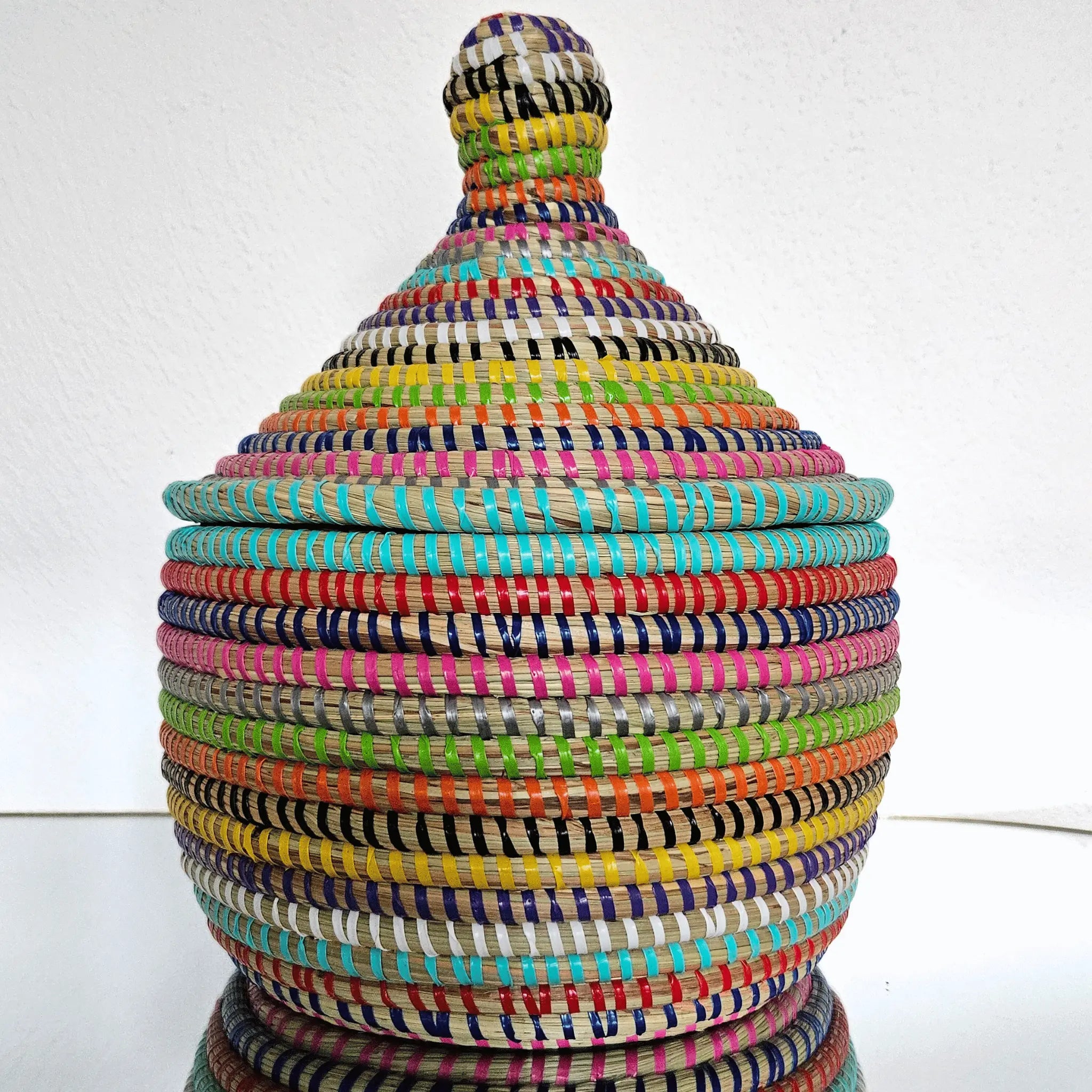 Image d'un panier avec couvercle tressé multicolore pour rangement et décoration