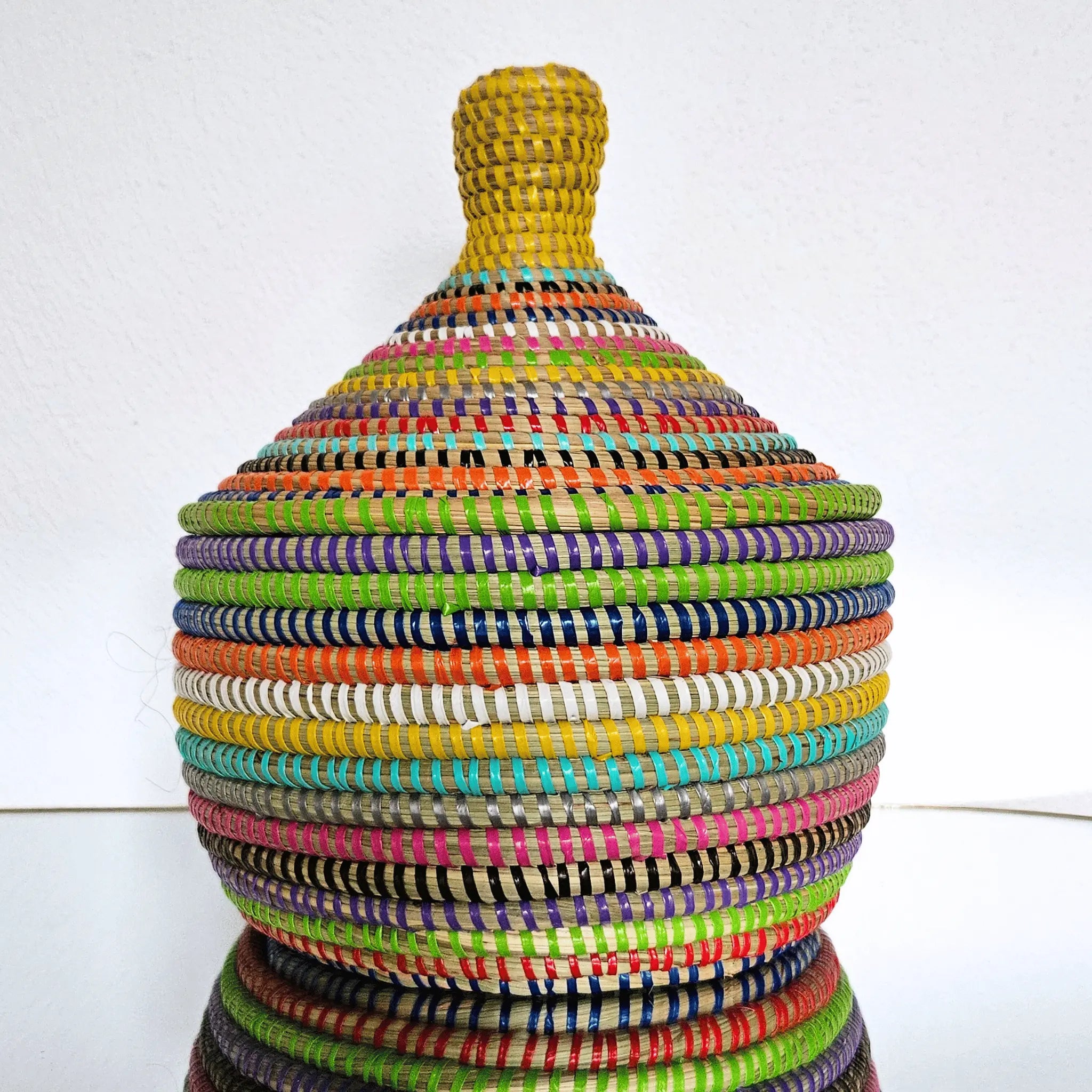 Image d'un panier multicolore pour rangement chambre à coucher