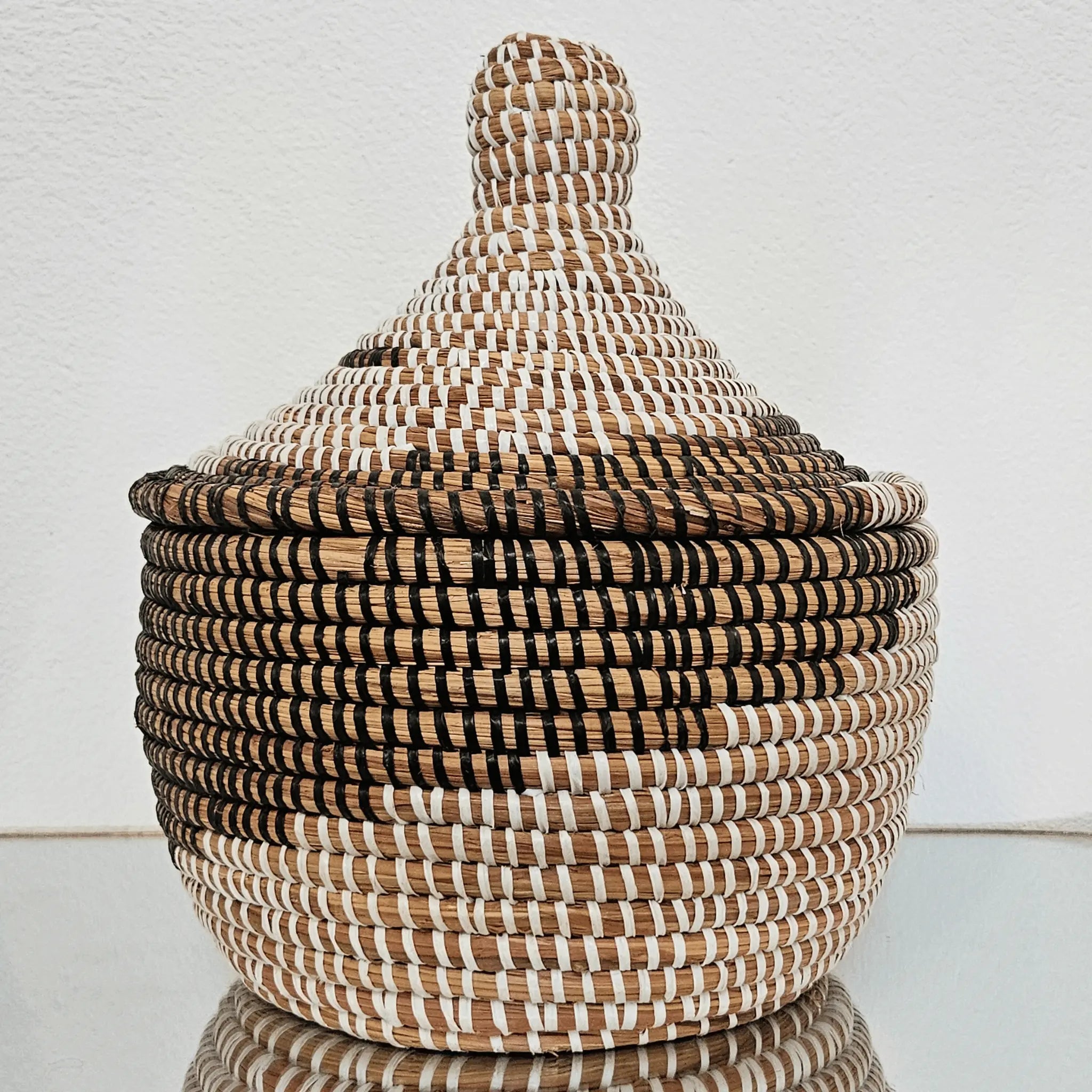 Image d'un panier rond noir blanc avec couvercle pour rangement et décoration