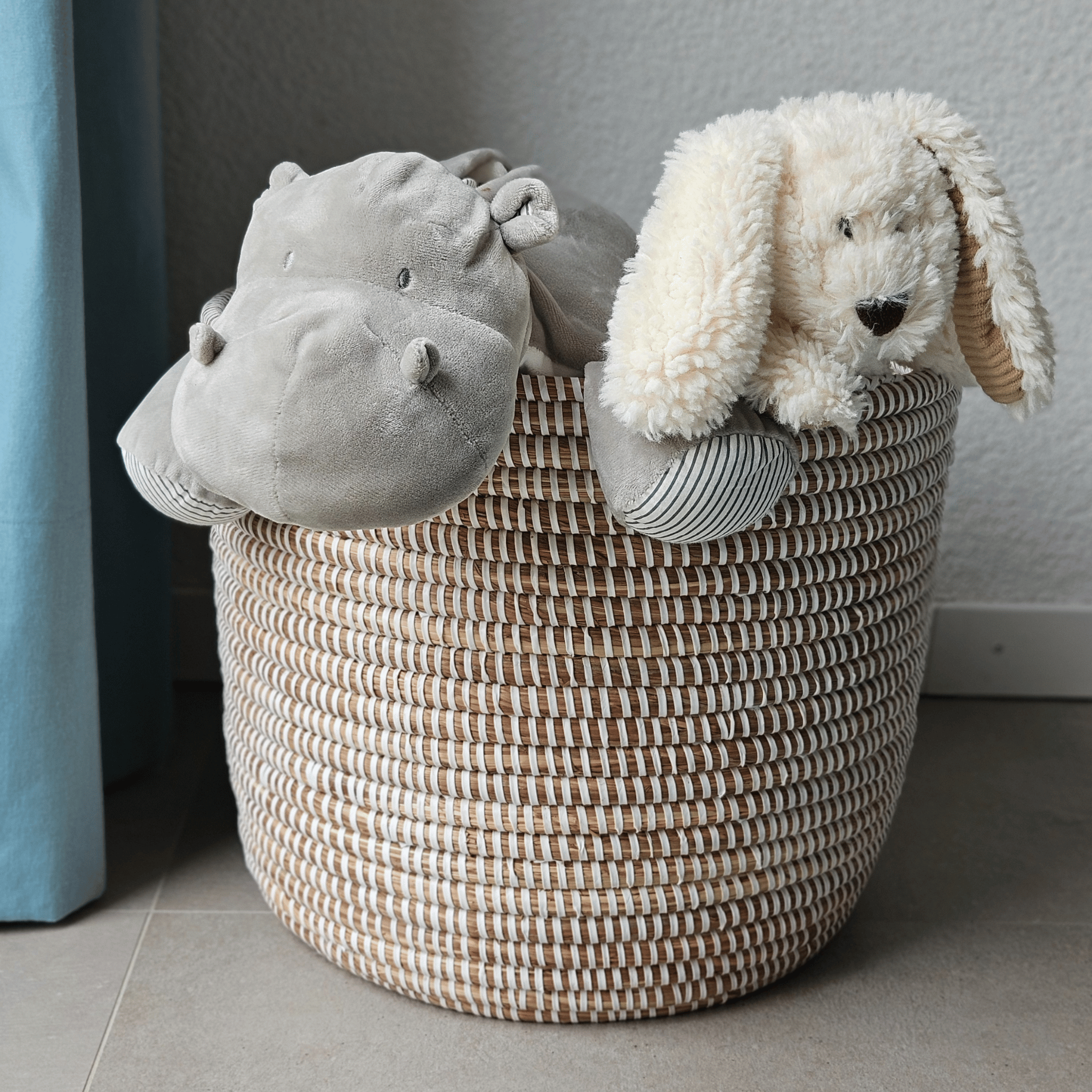 Image d'un panier blanc tressé rond utilisé comme cache-pot ou panier de décoration