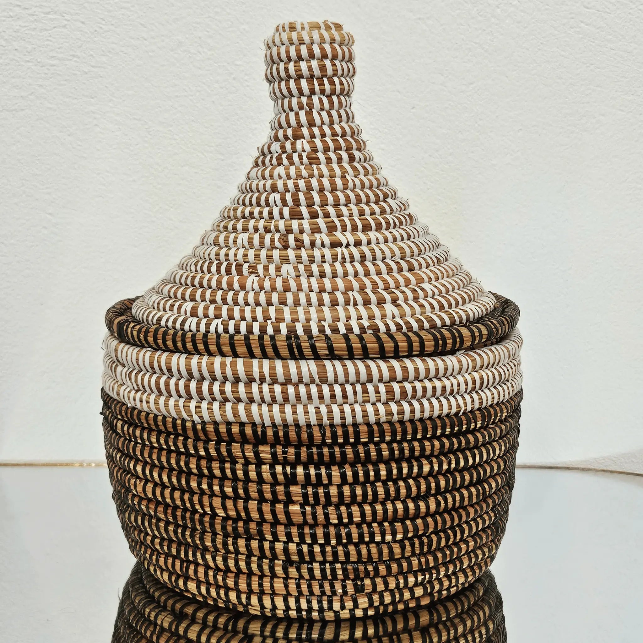 Image d'un panier rond tressé noir et blanc avec couvercle rangement
