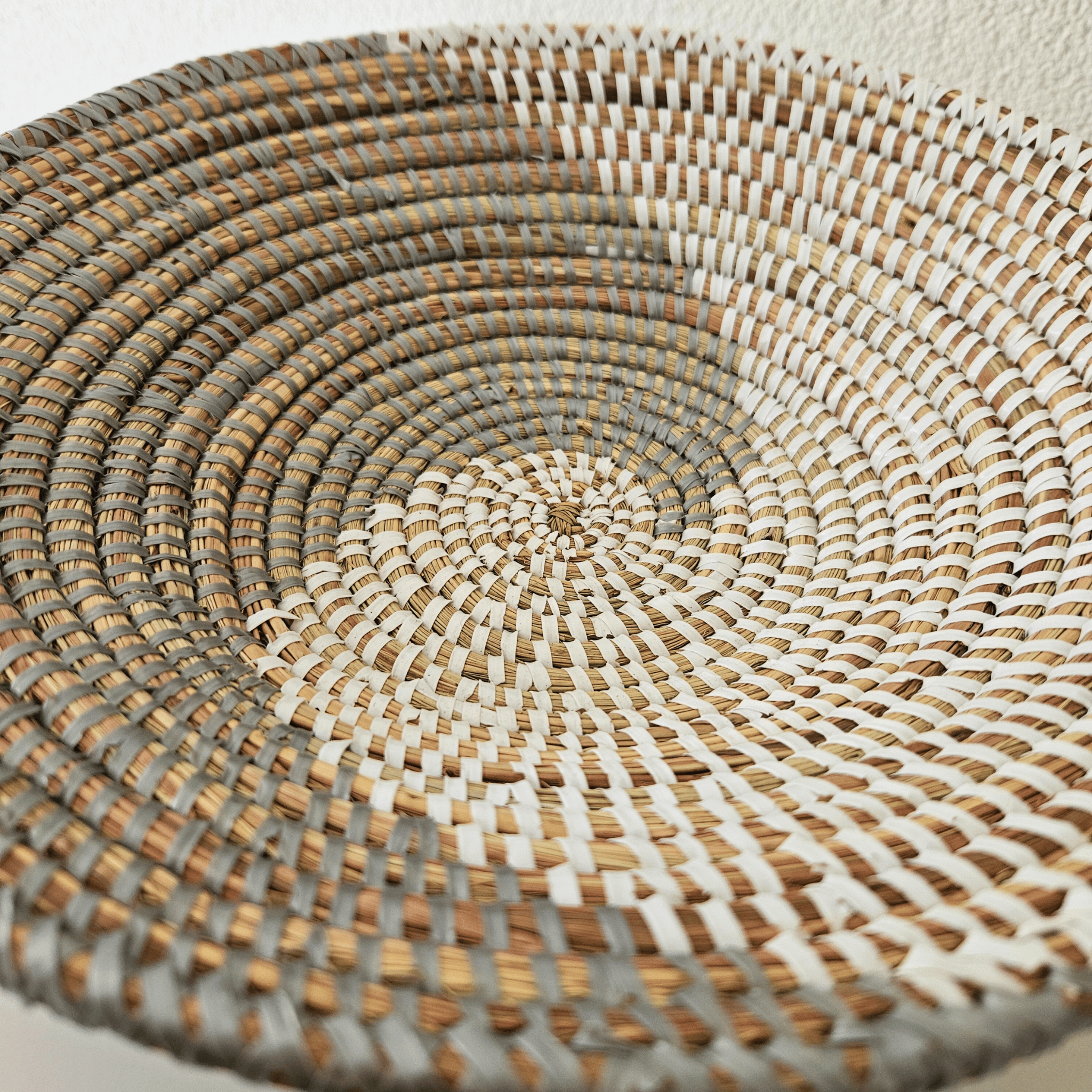 Image d'un panier rond tressé blanc et argenté vide-poche