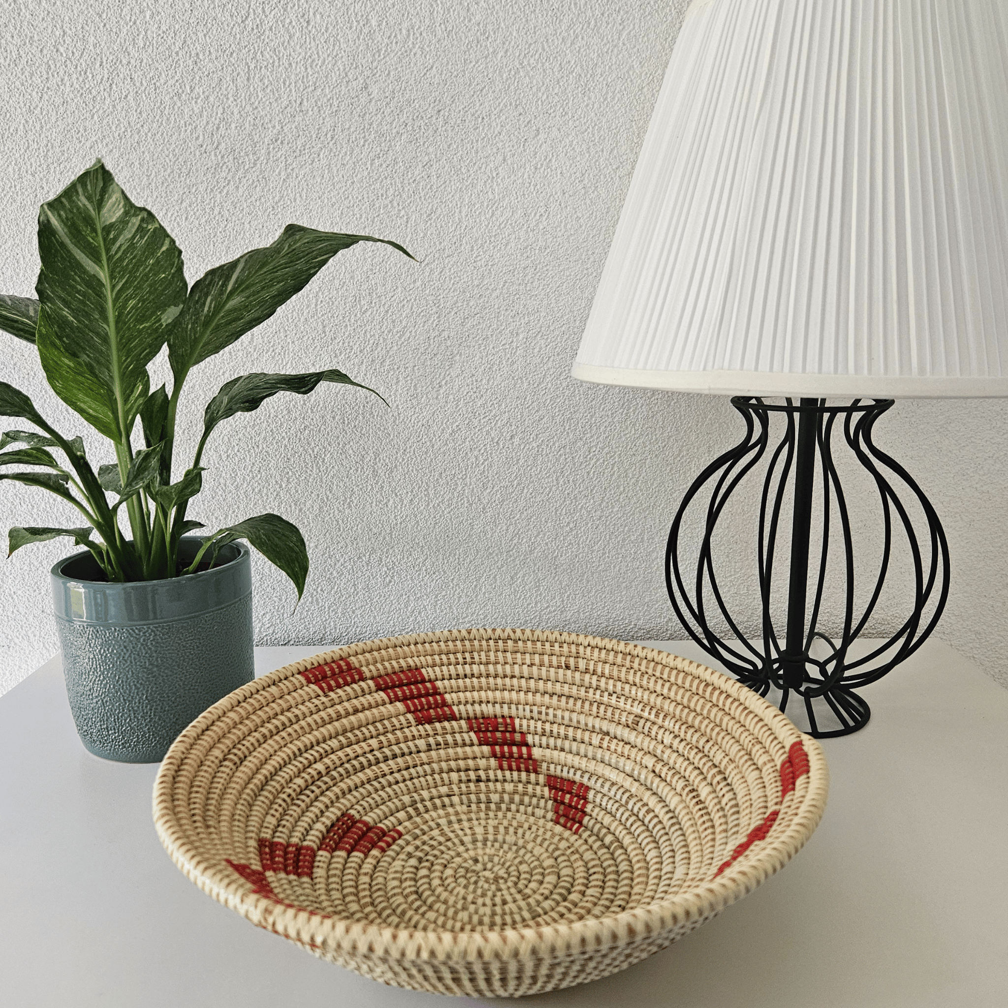 Image d'un panier à fruits ou à pain beige et rouge fibres naturelles