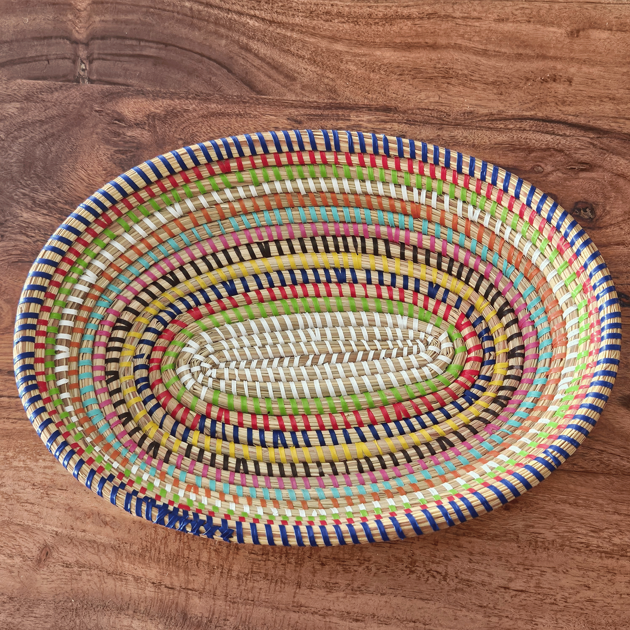 Image d'un panier à fruits ou à pain tressé multicolore forme ovale
