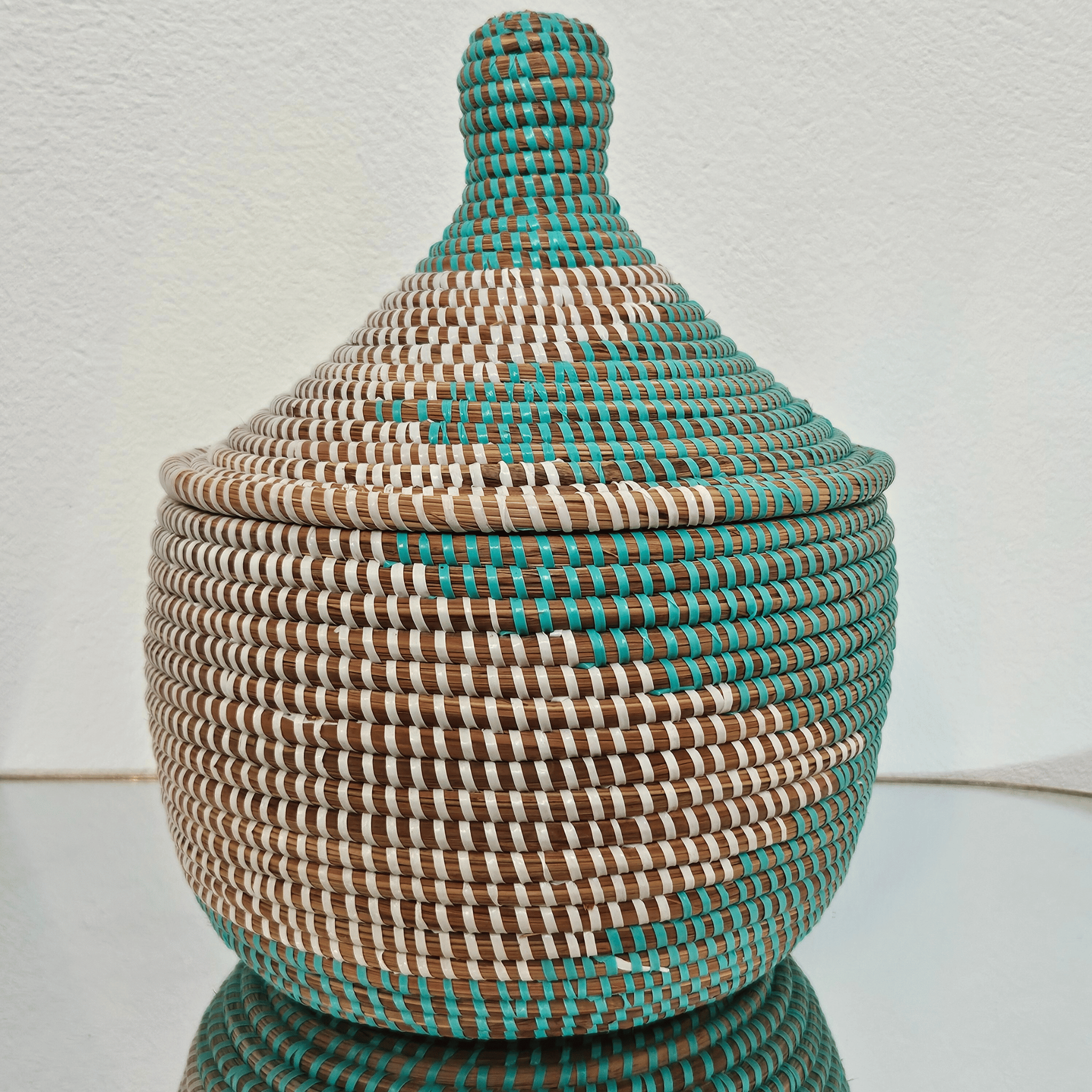 Image d'un panier tressé blanc et turquoise avec couvercle avec couvercle