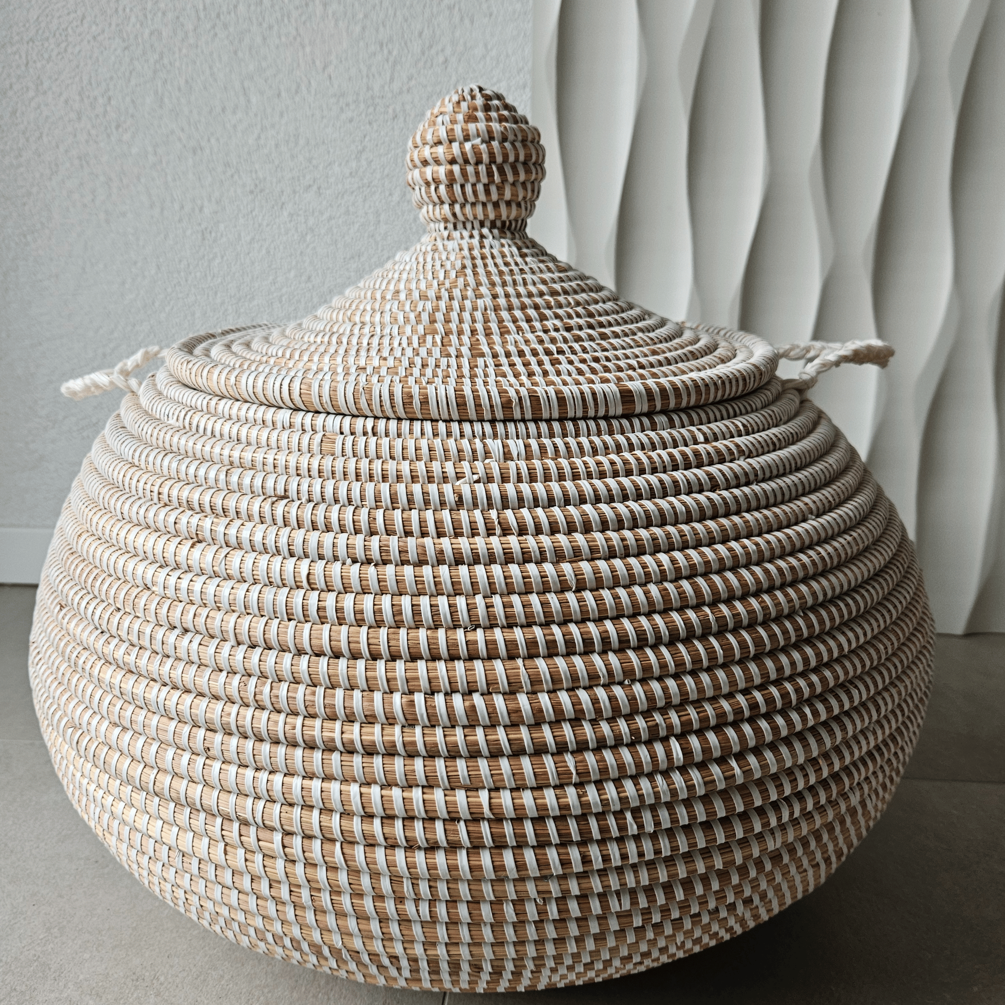 Image d'un panier de décoration blanc tressé rond avec couvercle