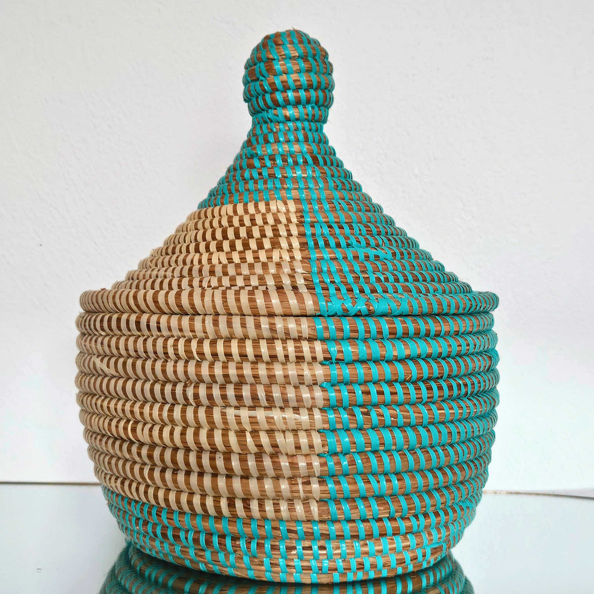 Image d'un panier de décoration et de rangement beige et bleu turquoise tressé en fibres naturelles