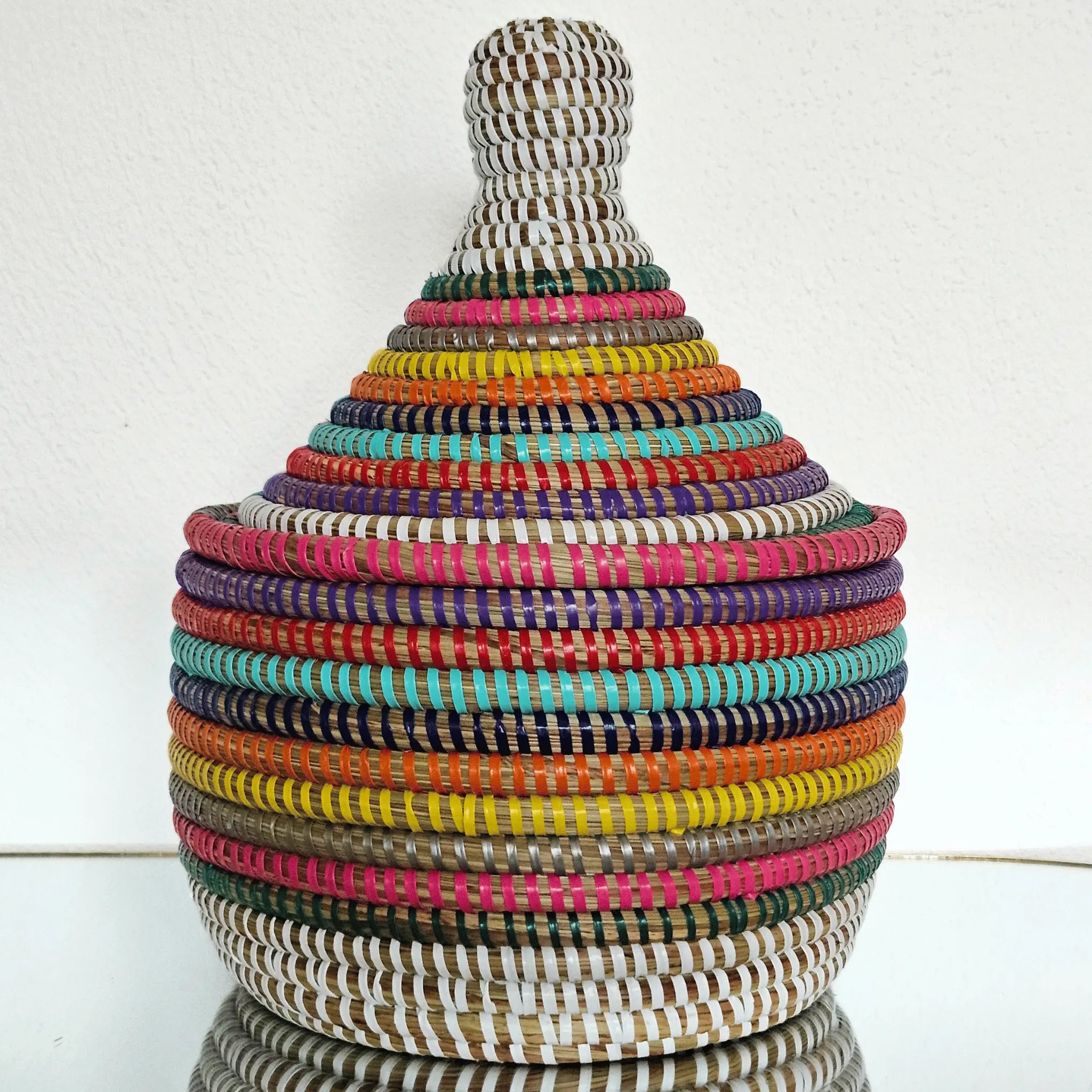 Image d'un panier rond tressé avec couvercle multicolore pour rangement et décoration