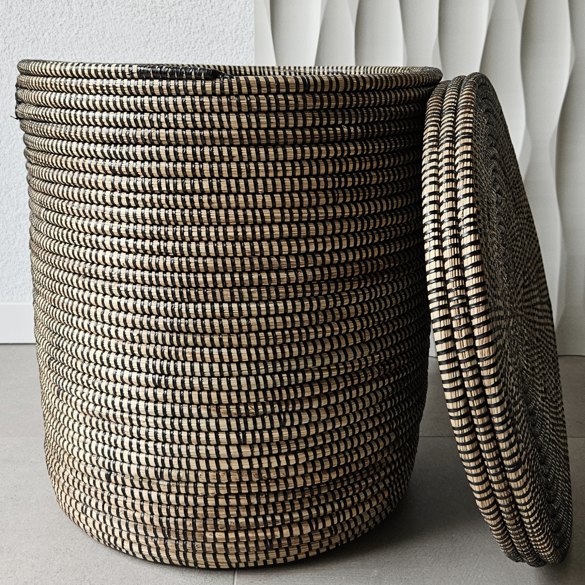 Image d'un panier plat noir avec couvercle plat tressé