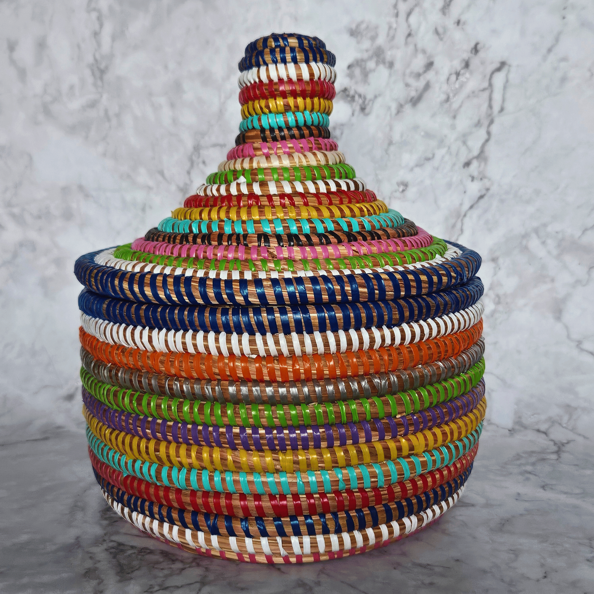 Image d'un panier rond avec couvercle multicolore tressé