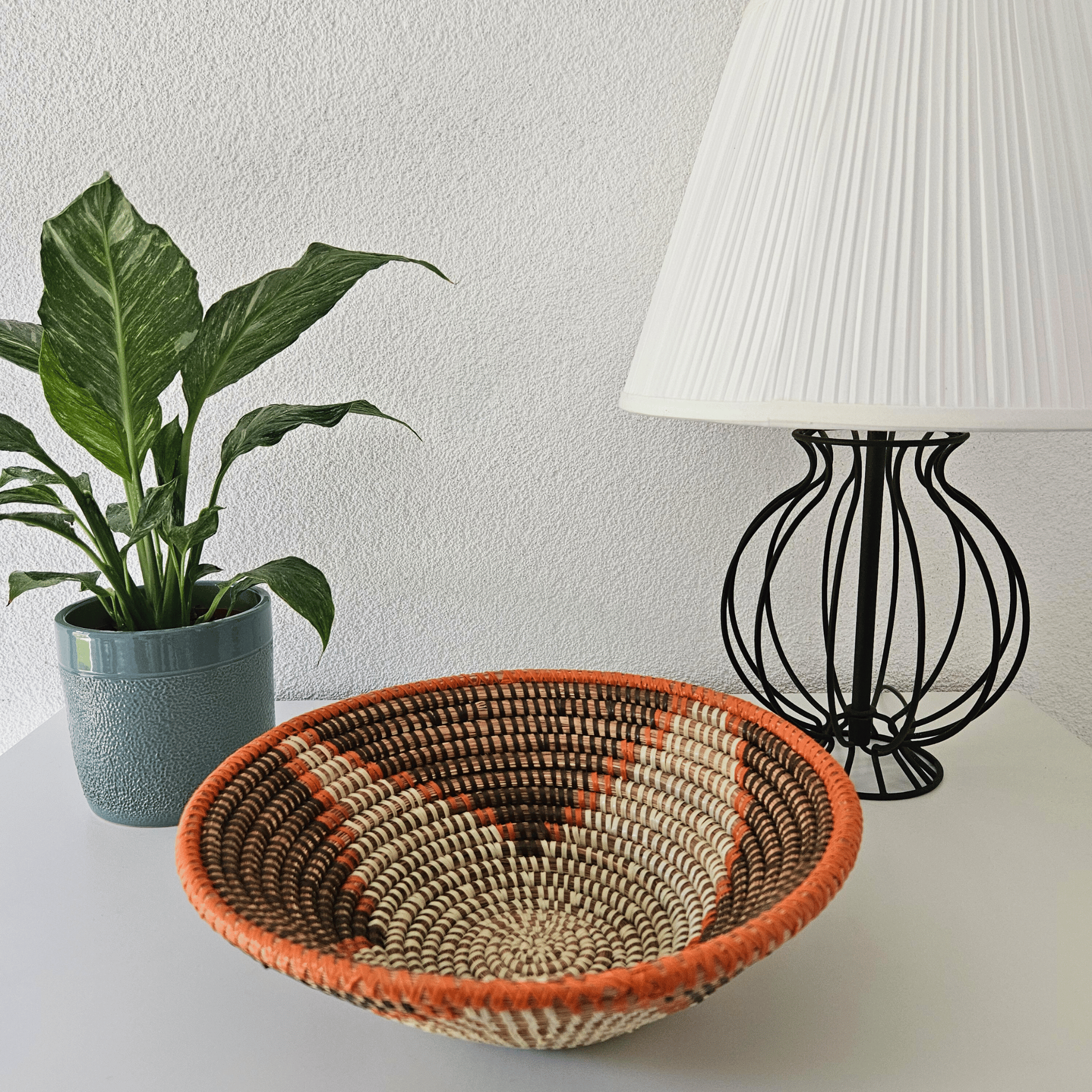 Image d'un panier tressé rond pour fruits ou pain orange brun beige