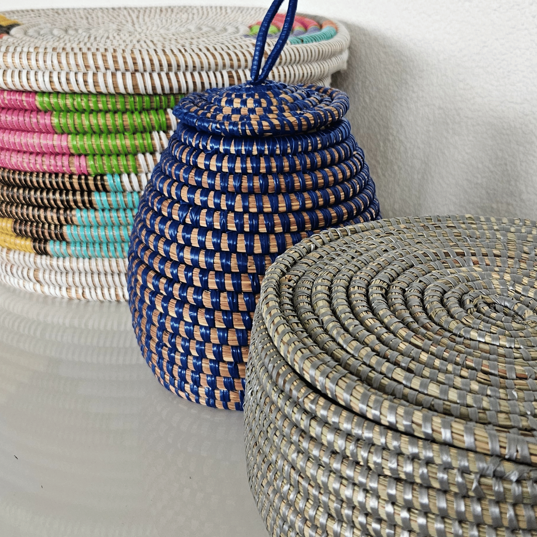 Image de paniers avec couvercle colorés ronds tressés