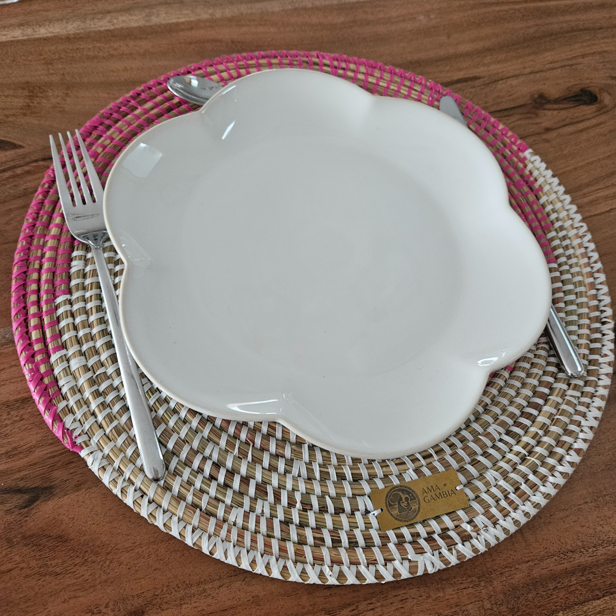 Image d'un set de table rond tressé blanc et rose