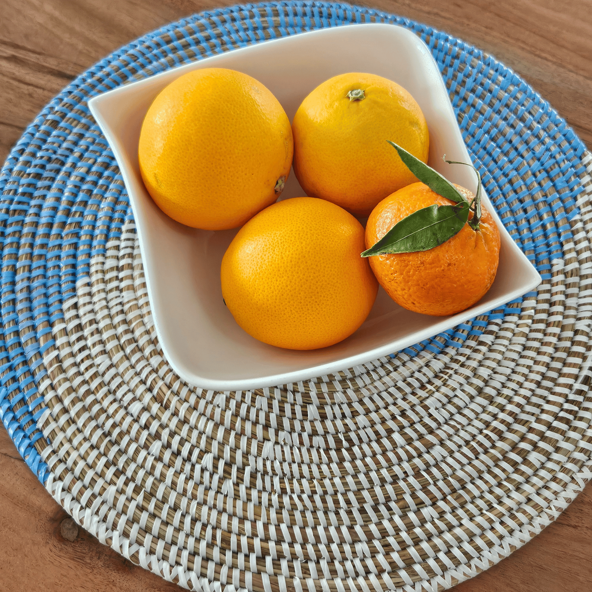 Image d'un set de table tressé rond blanc et bleu turquoise salle à manger