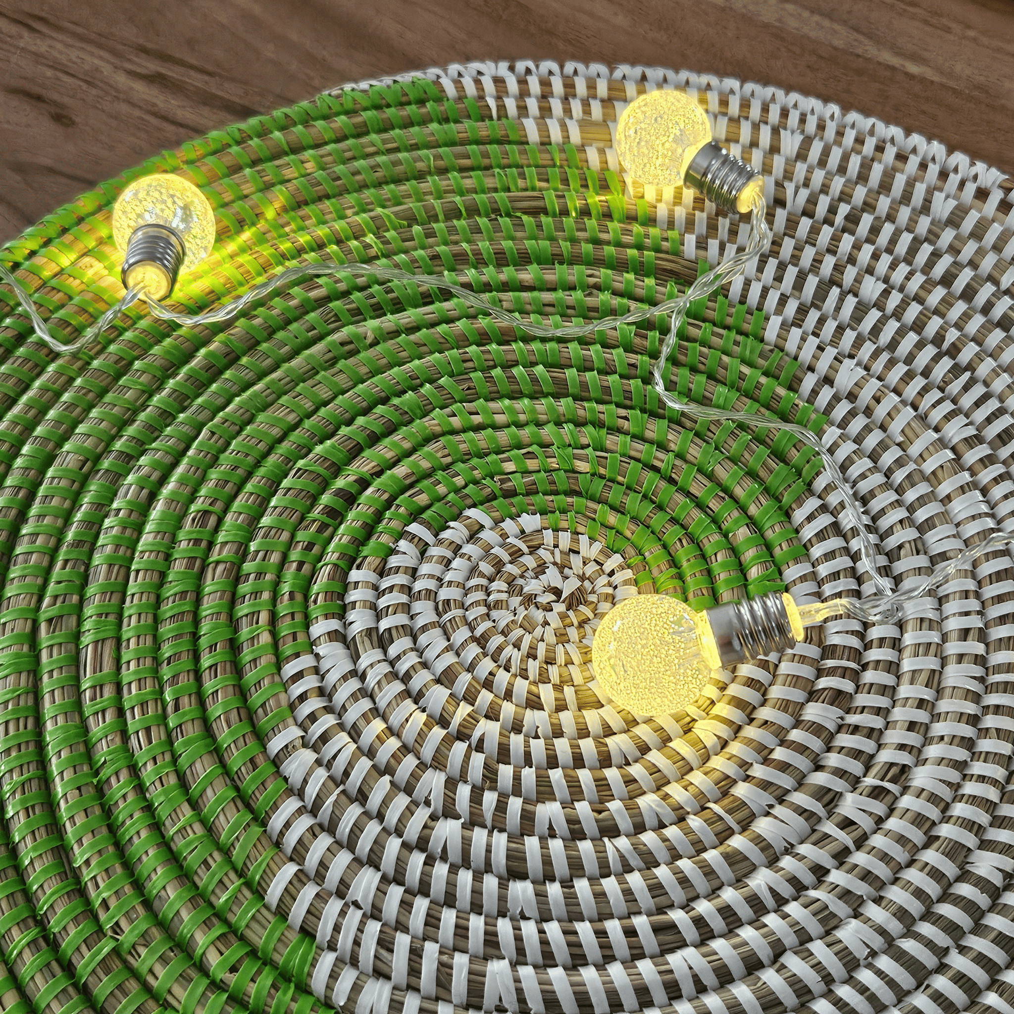 Image d'un set de table tressé rond blanc et vert