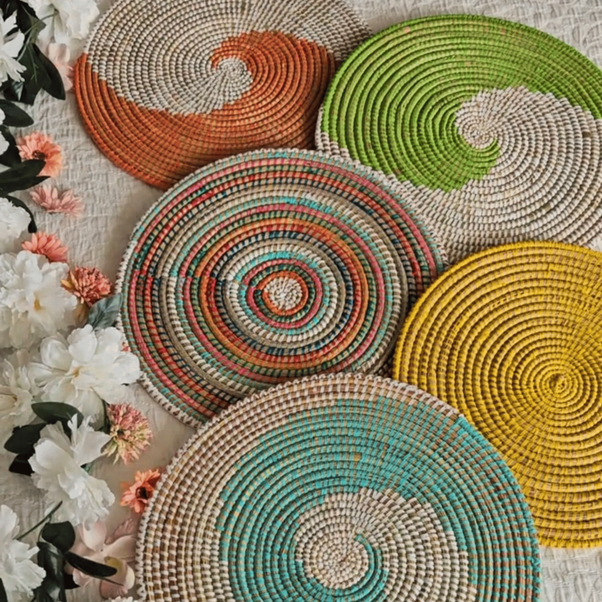Image de sets de table ronds tressés en couleurs blanc, jaune, vert, orange, bleu, multicolore