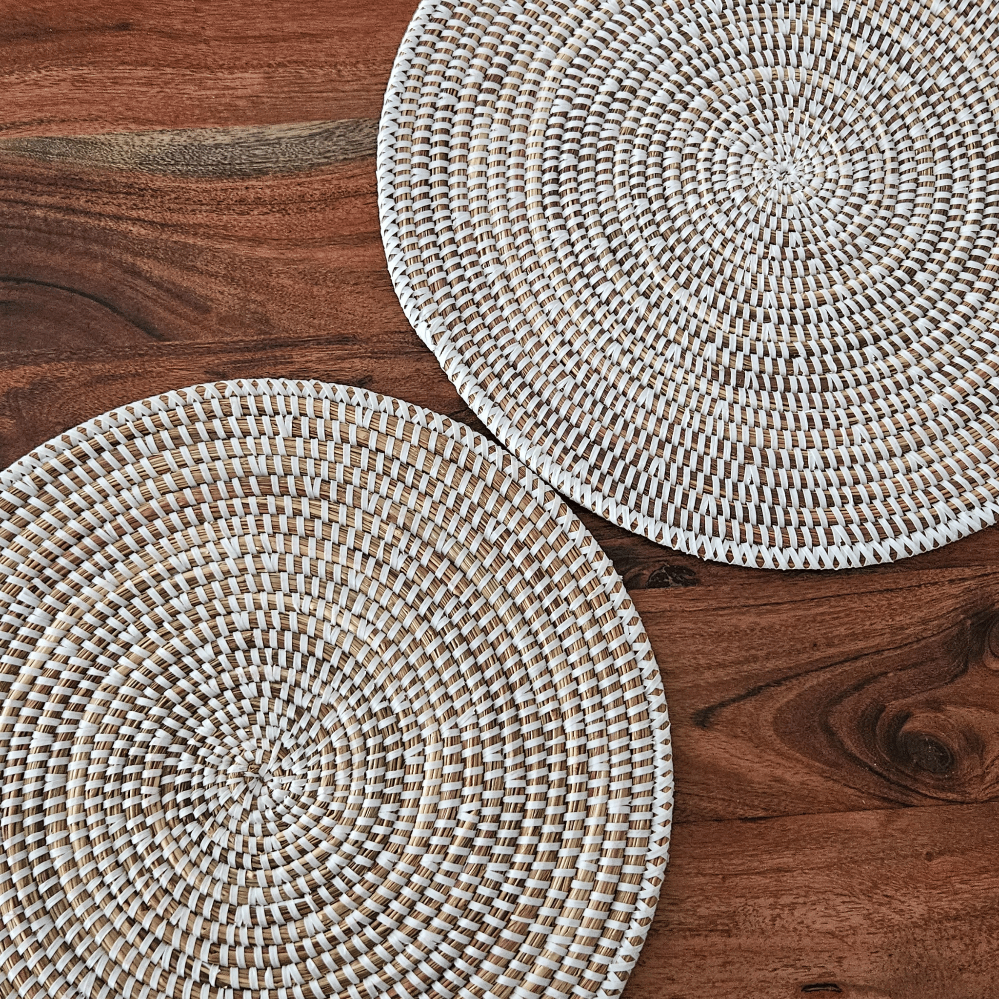 Image de deux sets de table blancs tressés ronds