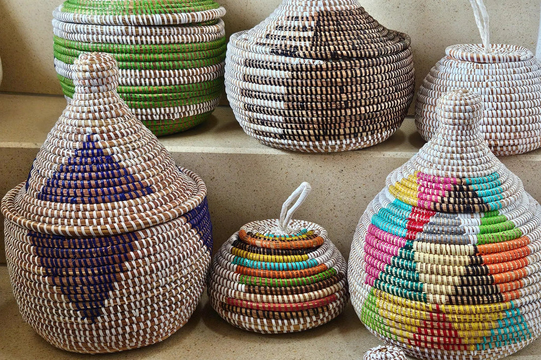 paniers en osier de couleurs variées