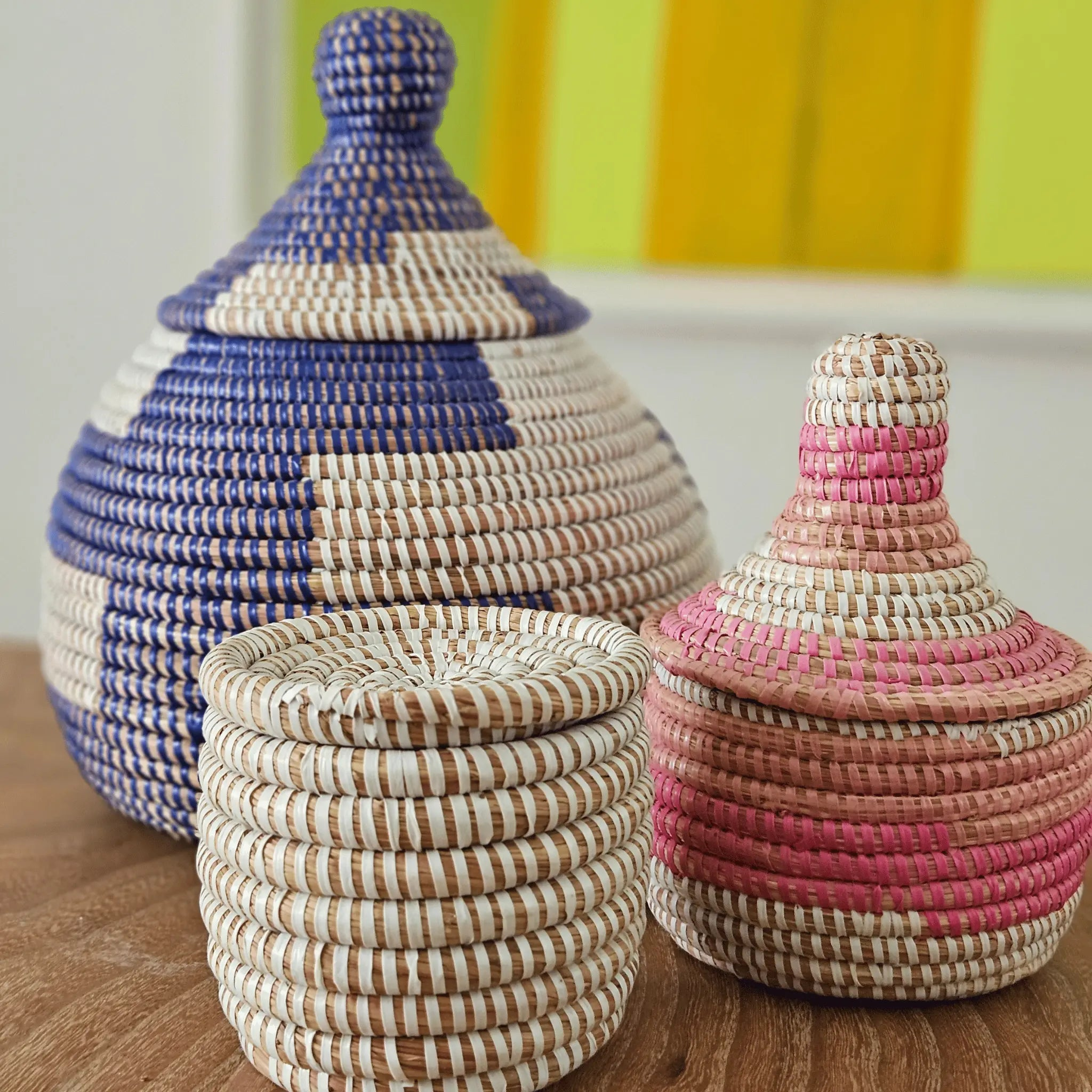 panier de rangement en couleurs avec couvercle