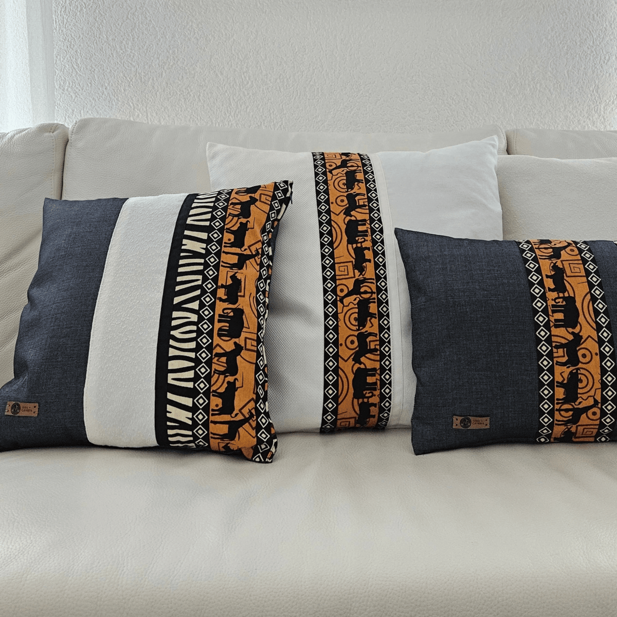 Image de coussins en tissus africains dans un salon moderne