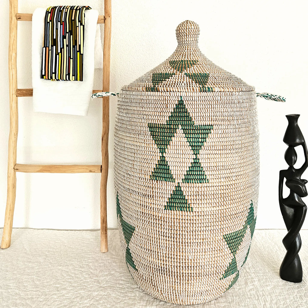 Image d'un grand panier à linge blanc avec motifs verts avec couvercle et poignées