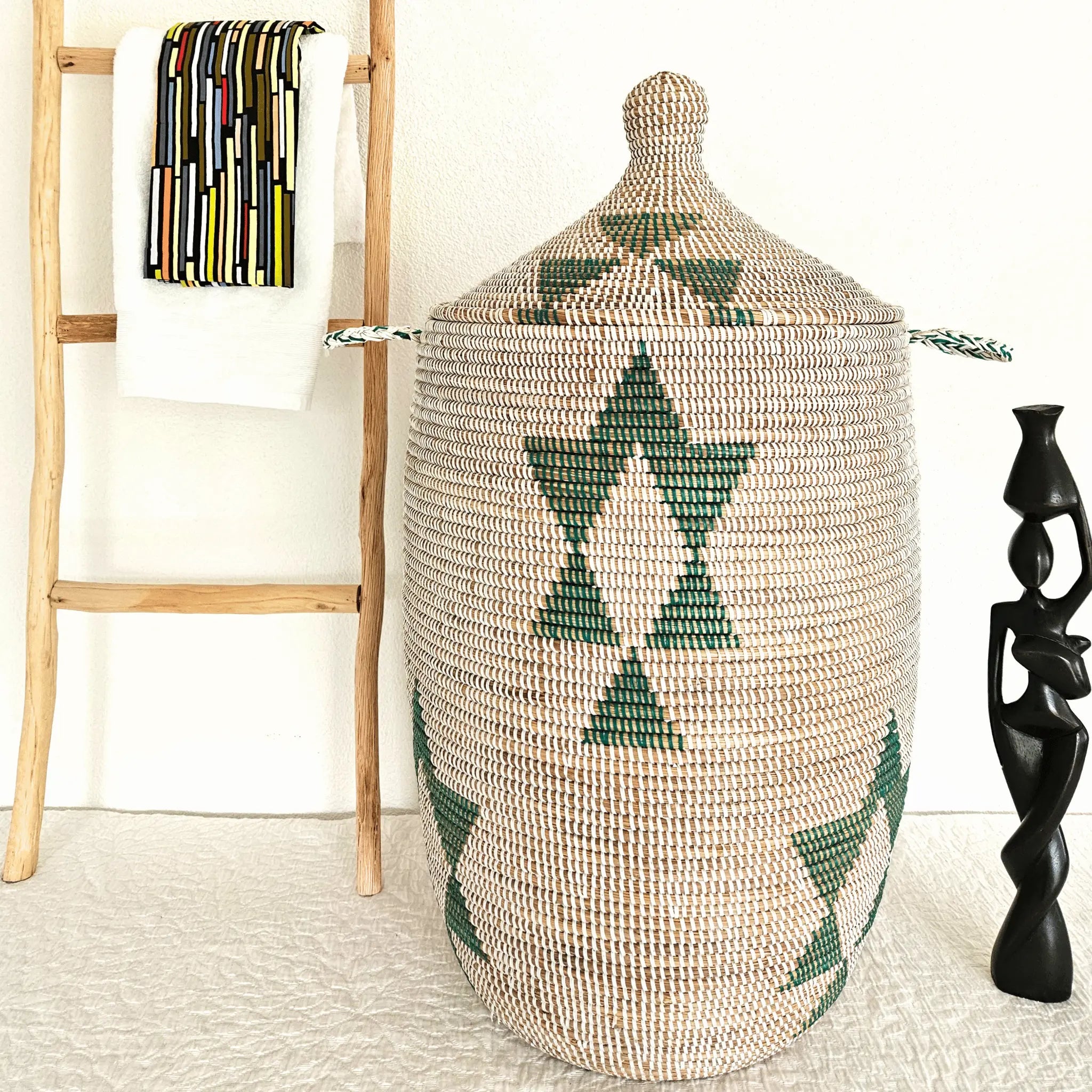 Image d'un grand panier à linge blanc avec motifs verts avec couvercle et poignées