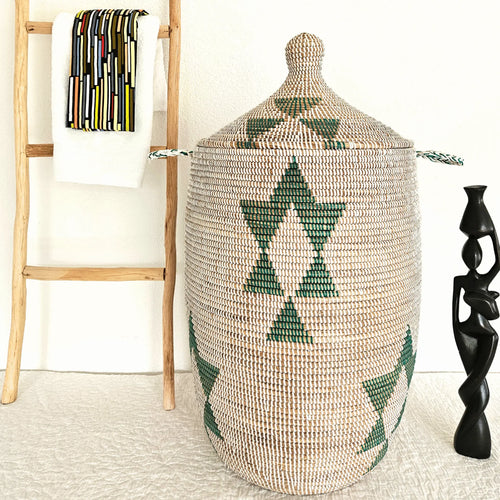 Image d'un grand panier à linge blanc avec motifs verts avec couvercle et poignées