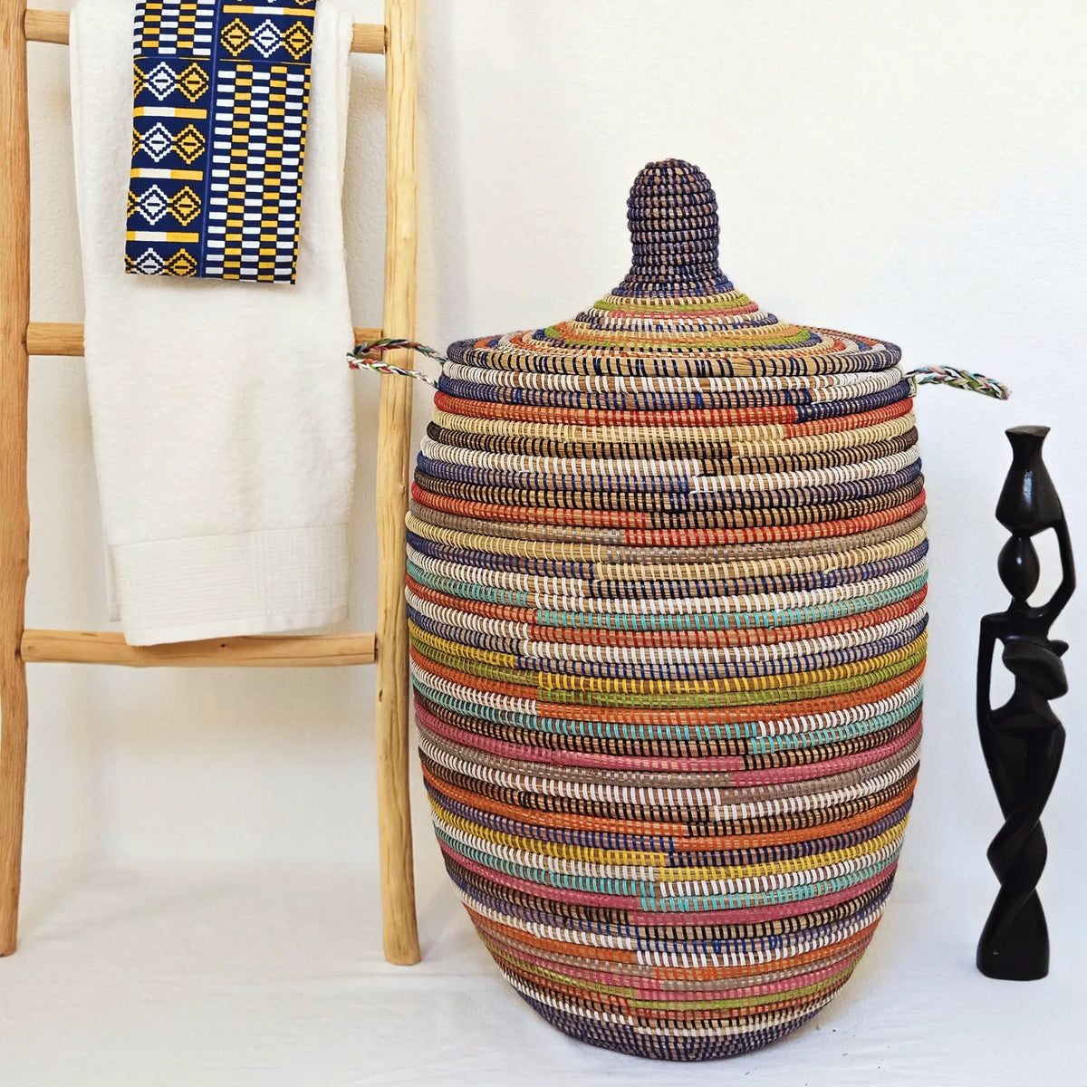 Image d'un grand panier à linge multicolore avec couvercle pour salle de bain ou buanderie