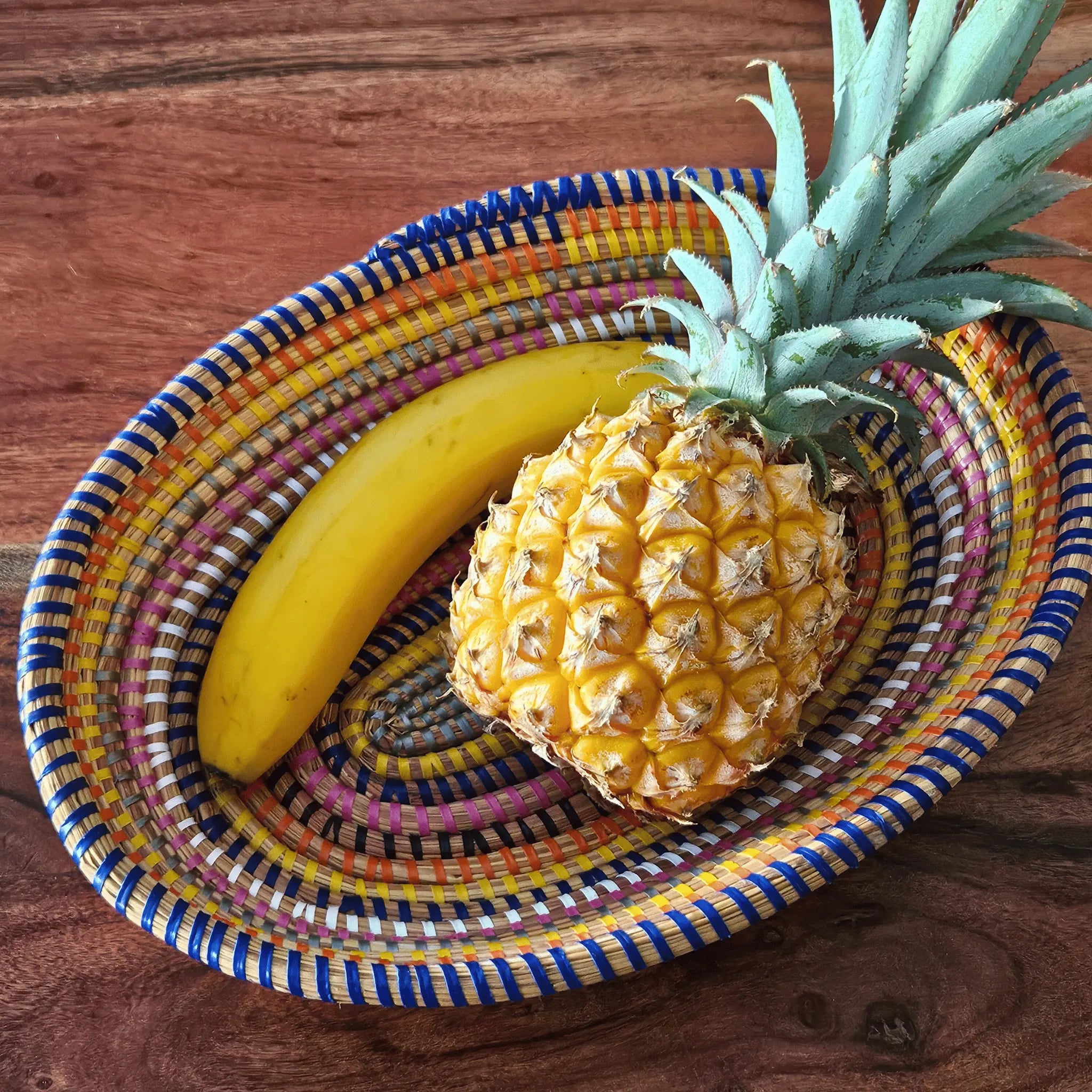 Image d'un panier à fruits tressé en couleurs multicolore