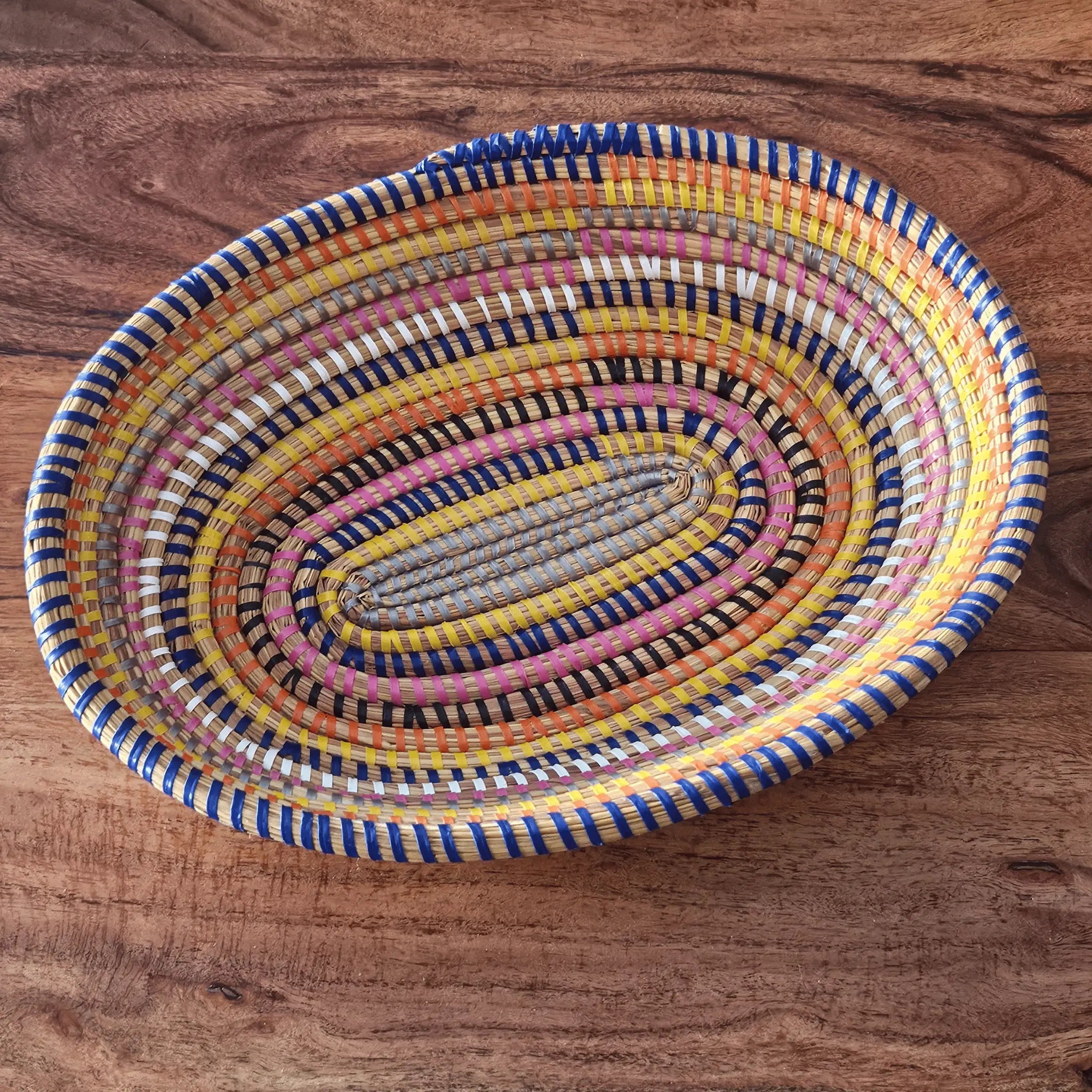 Image d'un panier à fruits multicolore tressé artisanal africain