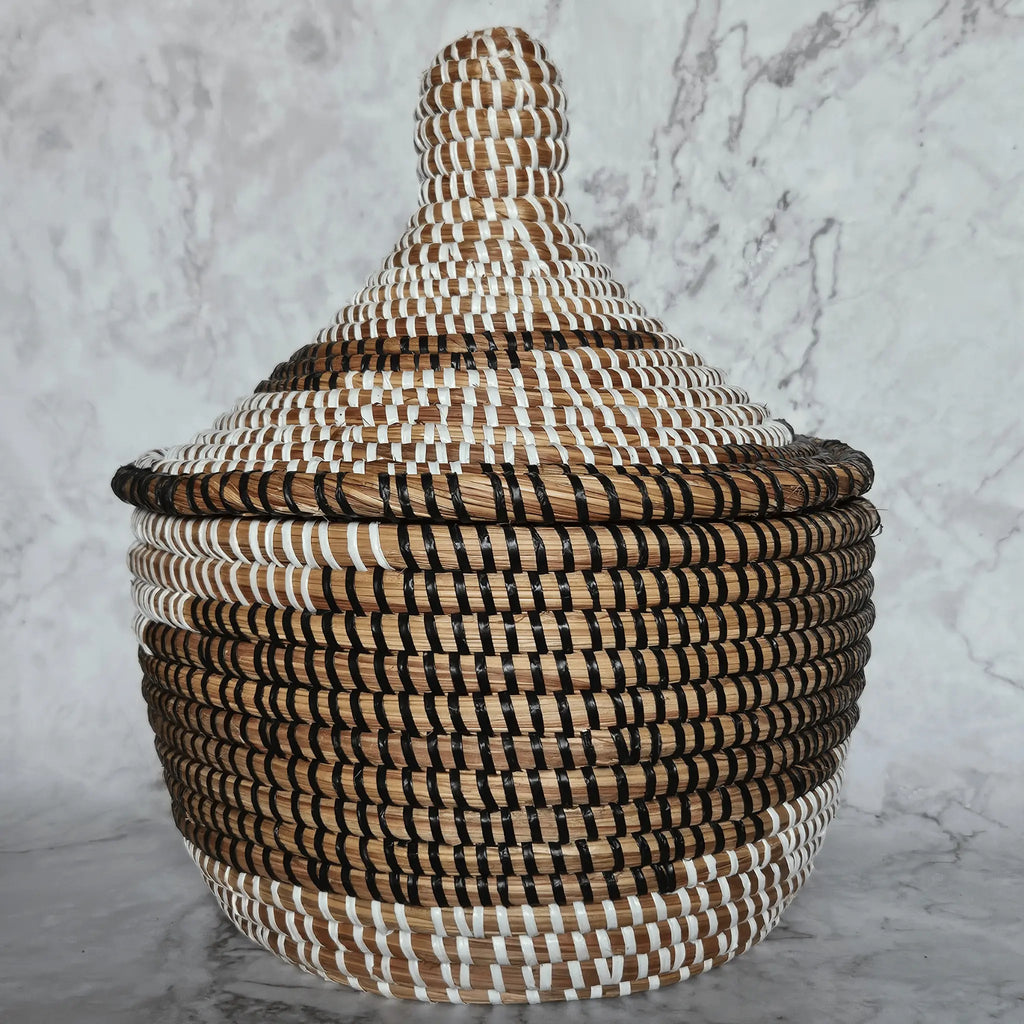 Image d'un panier rond tressé noir blanc décoration