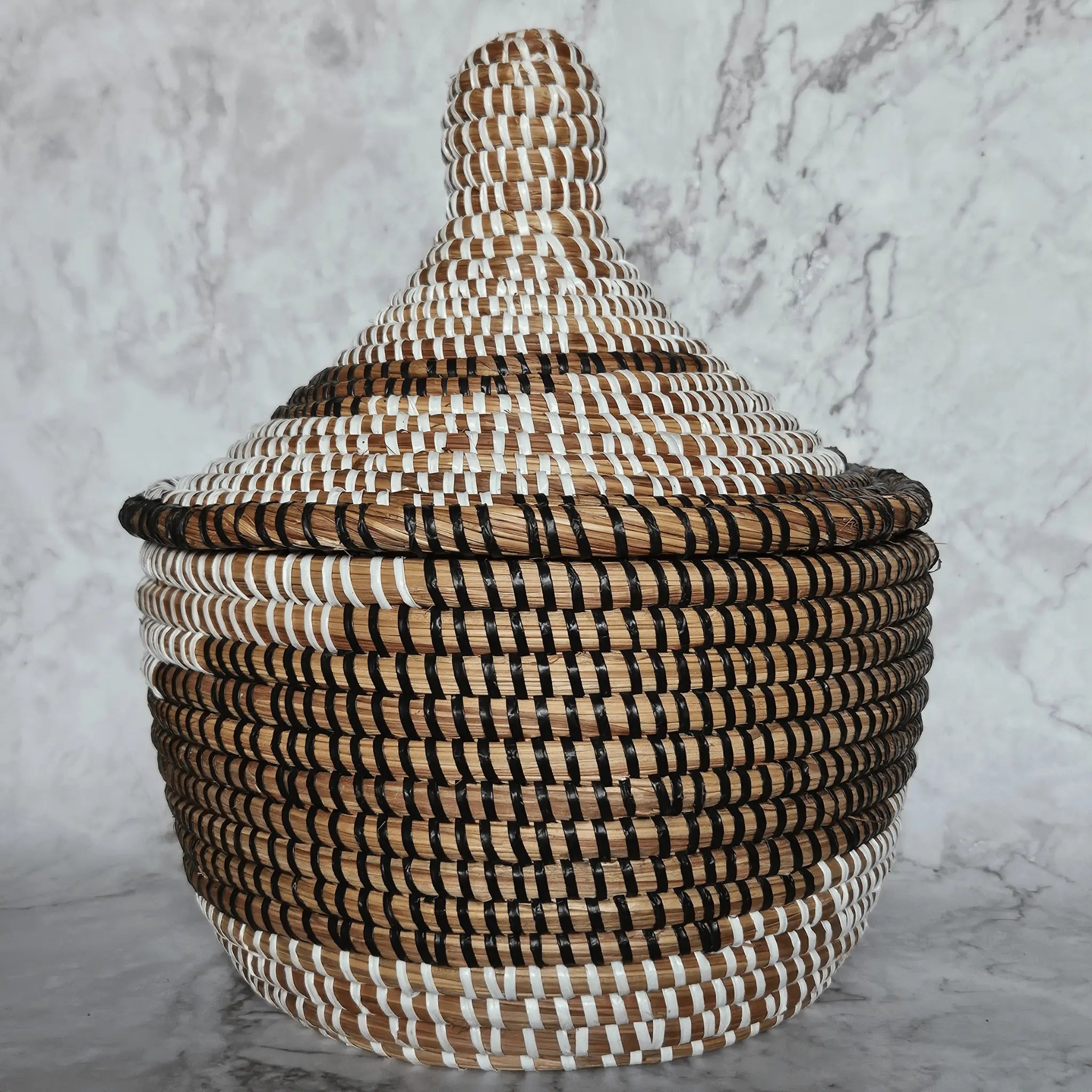 Image d'un panier rond tressé noir blanc décoration
