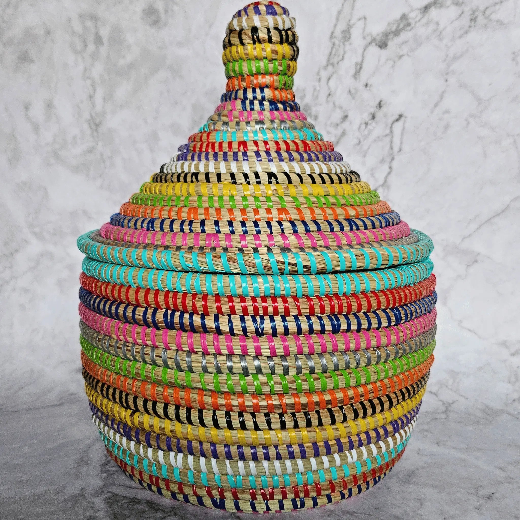 Image d'un panier multicolore tressé rond avec couvercle