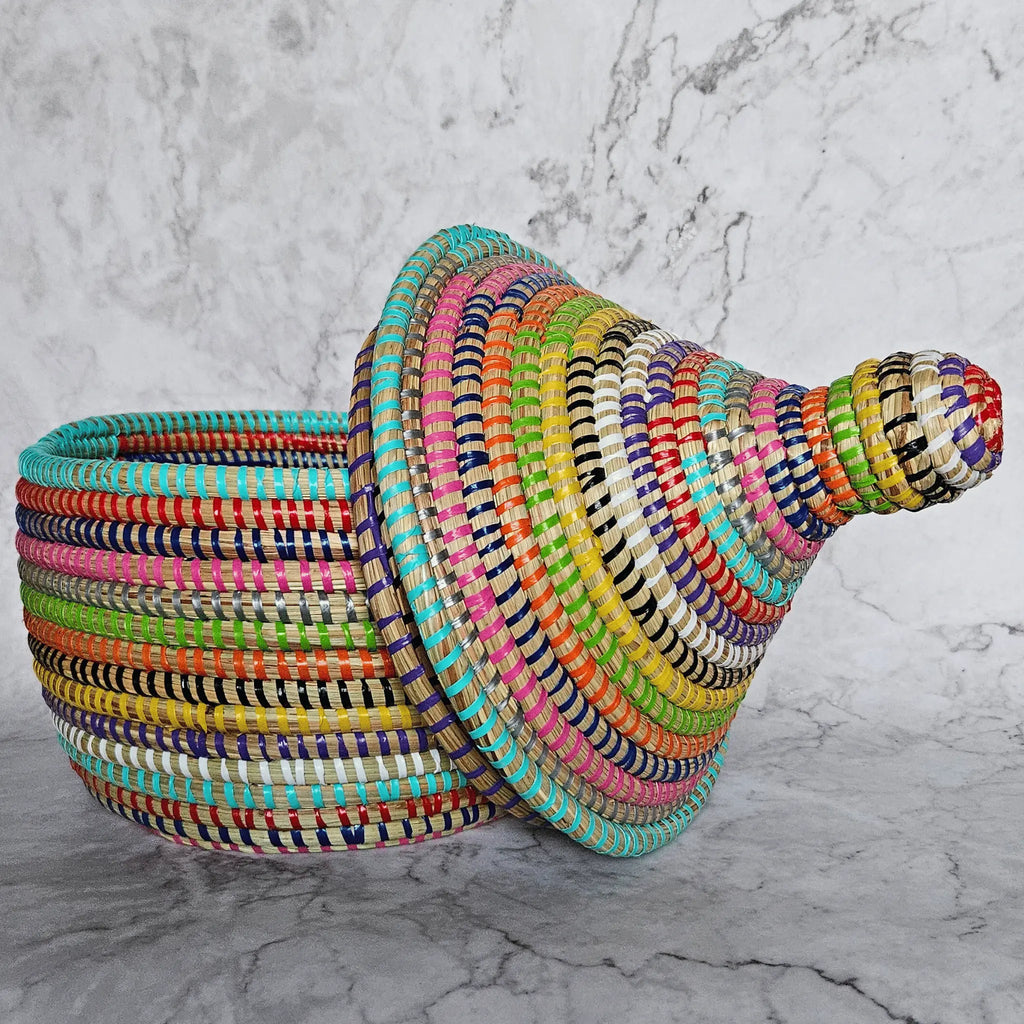 Image d'un panier tressé multicolore rond decoration avec couvercle