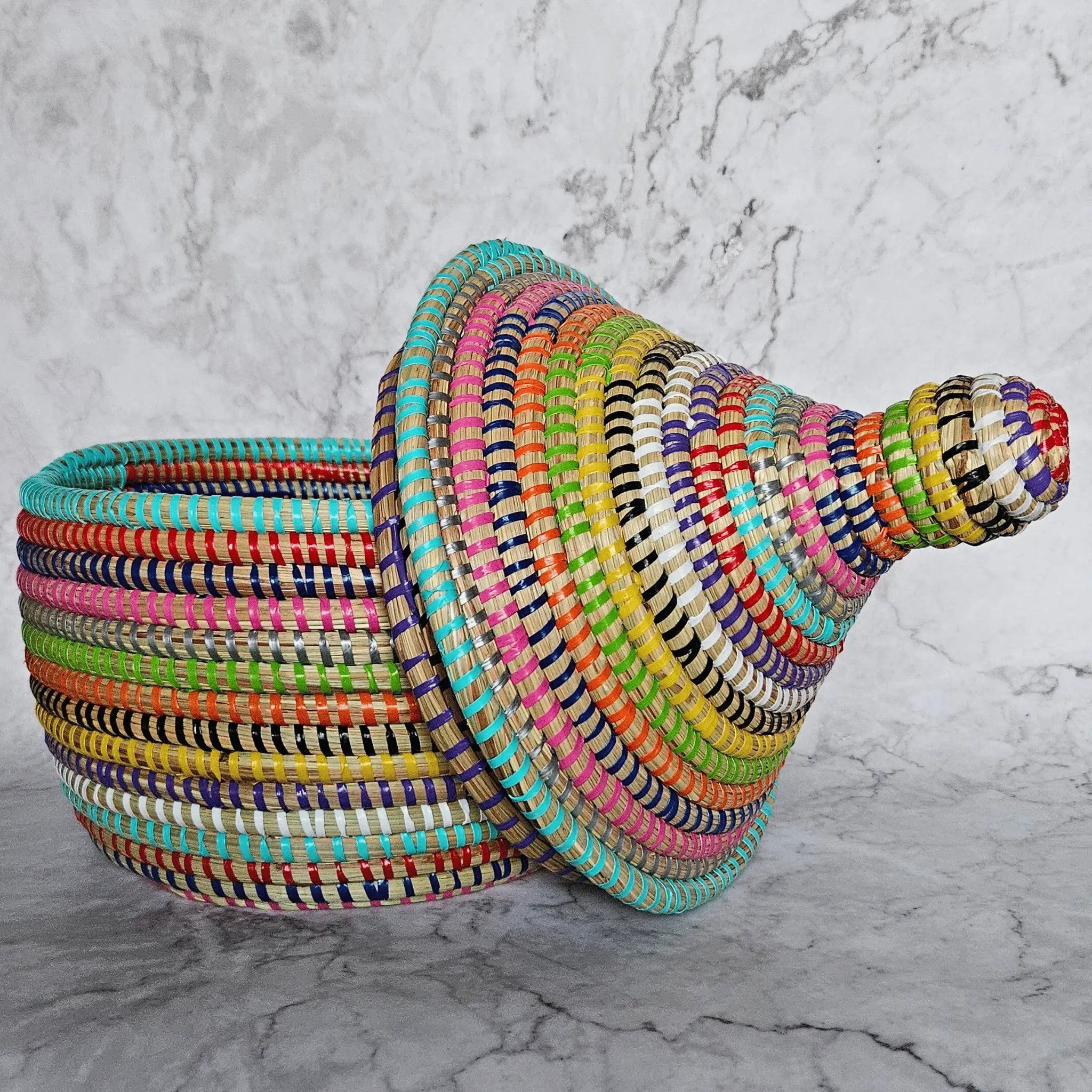 Image d'un panier tressé multicolore rond decoration avec couvercle