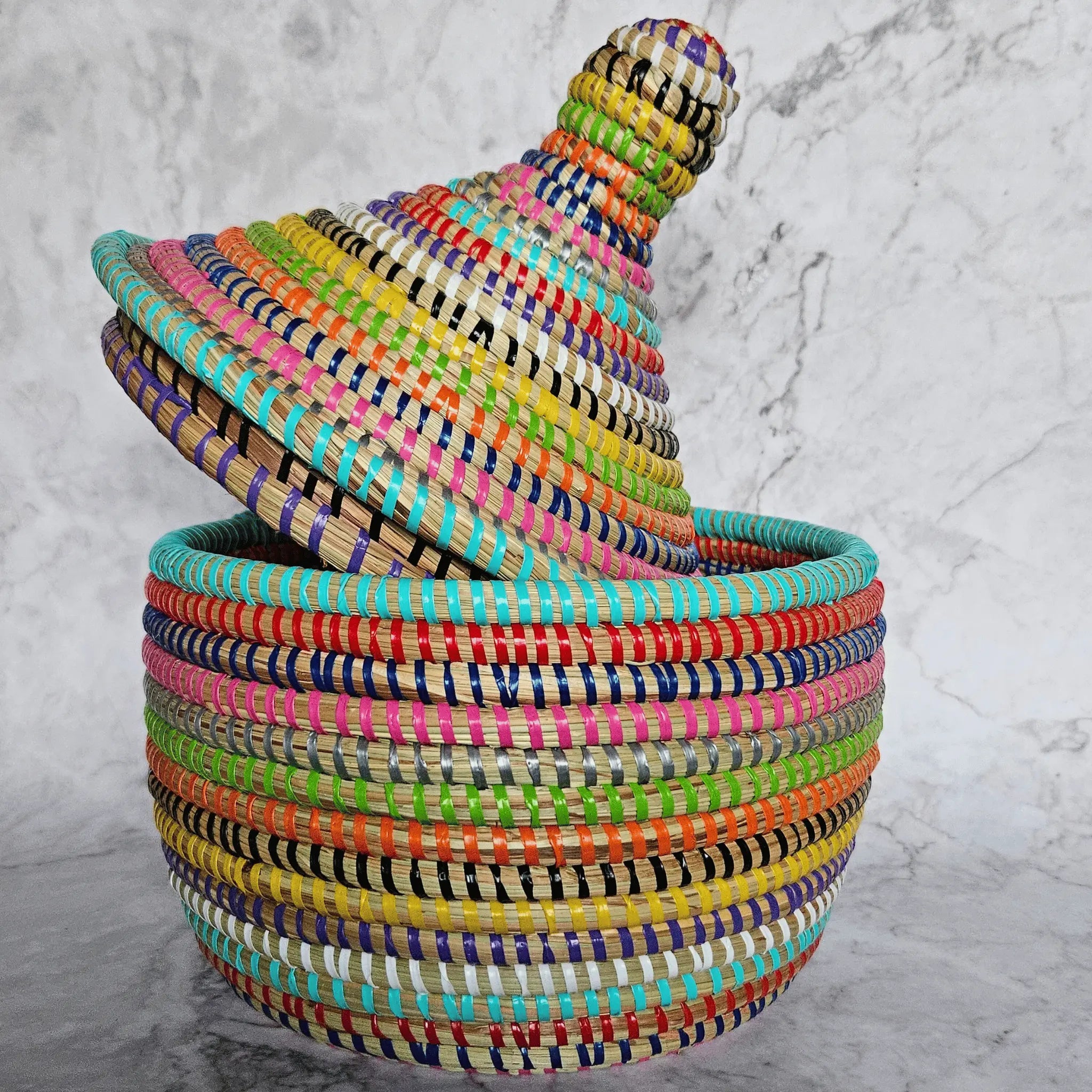 Image d'un panier rond tressé multicolore avec couvercle rangement