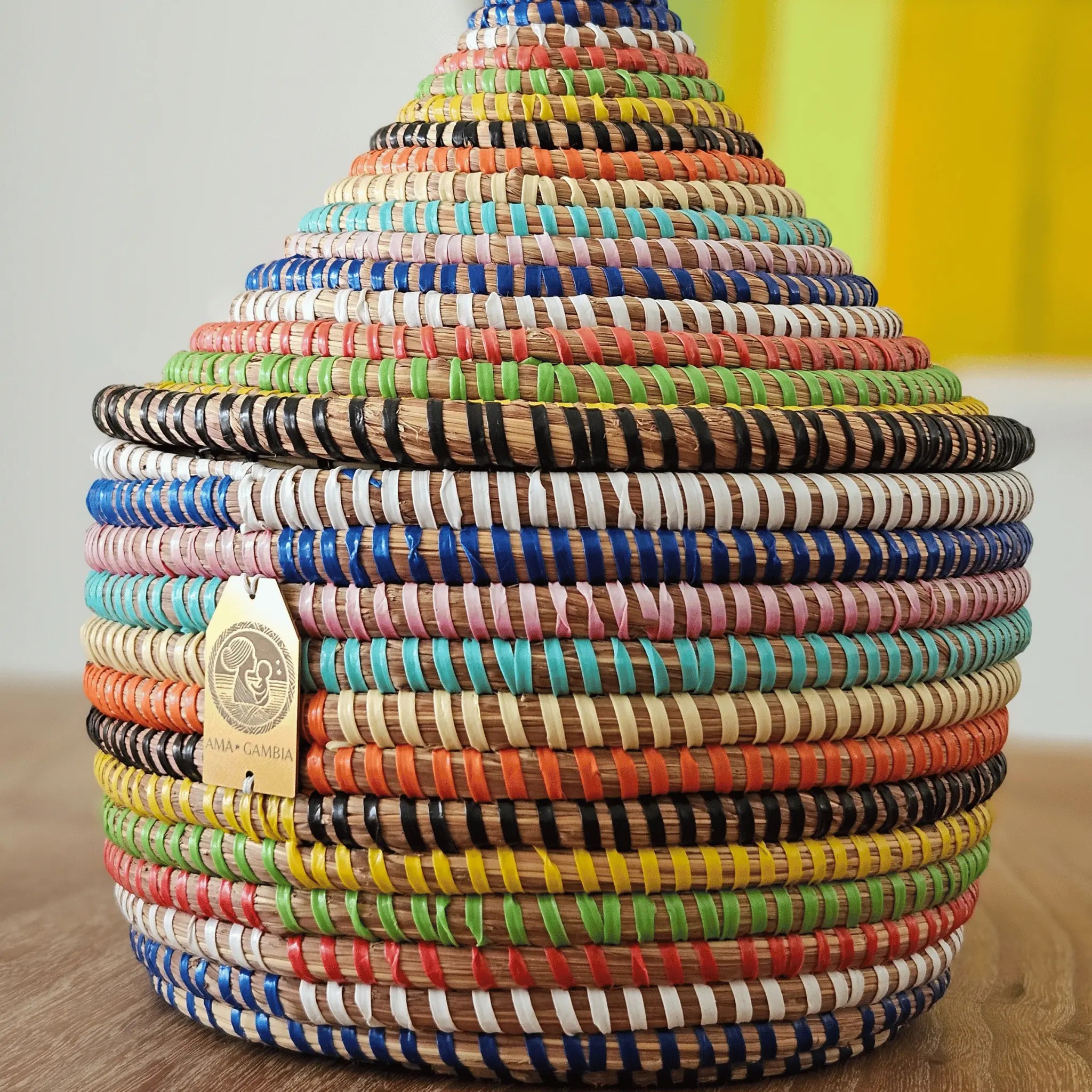 Image d'un panier de rangement ou décoration multicolore avec couvercle tressé