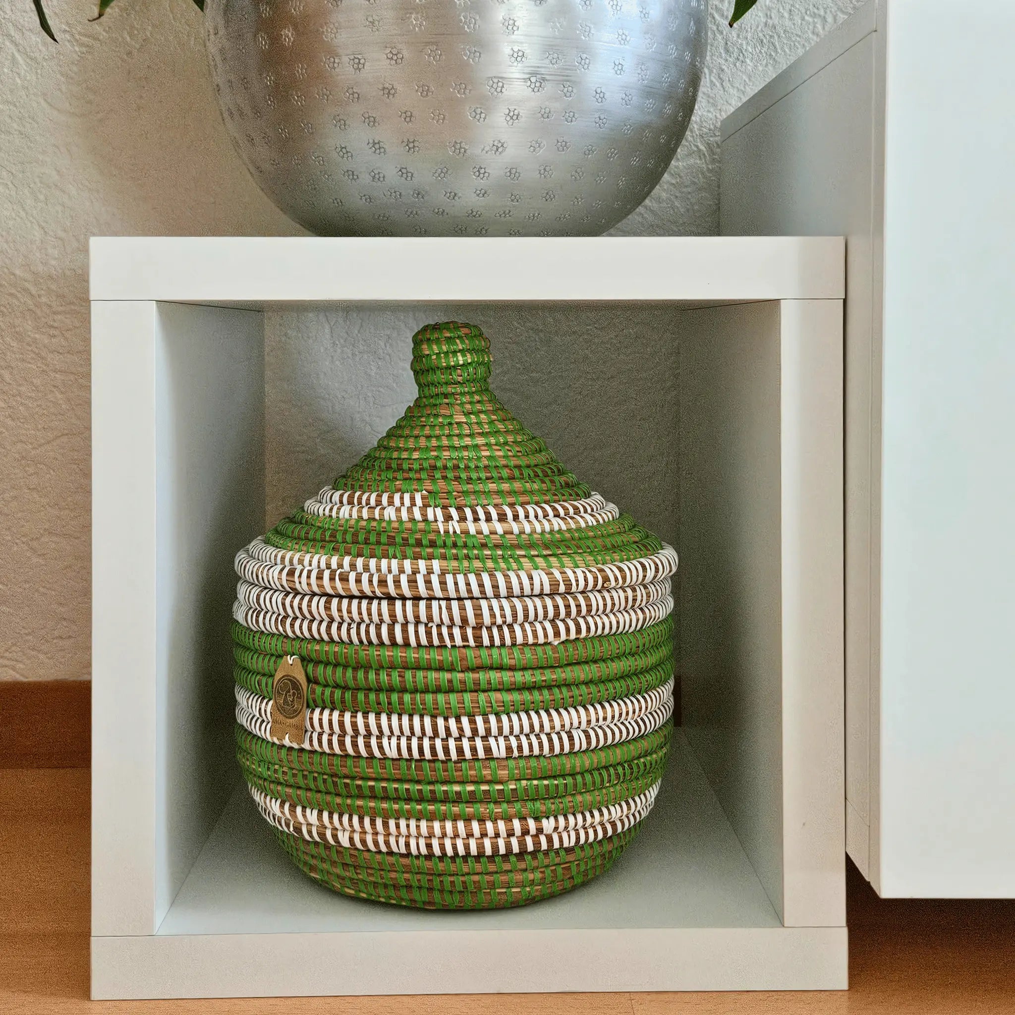 Image d'un panier rond de décoration ou rangement blanc et vert