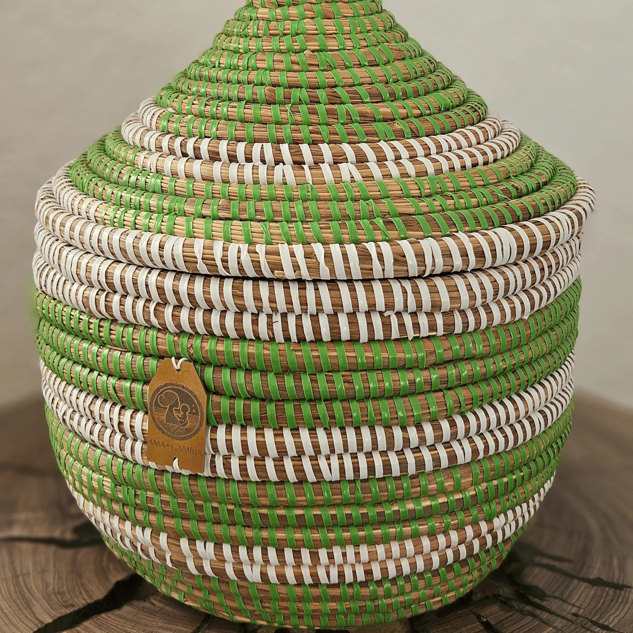 Image d'un panier rond avec couvercle blanc et vert