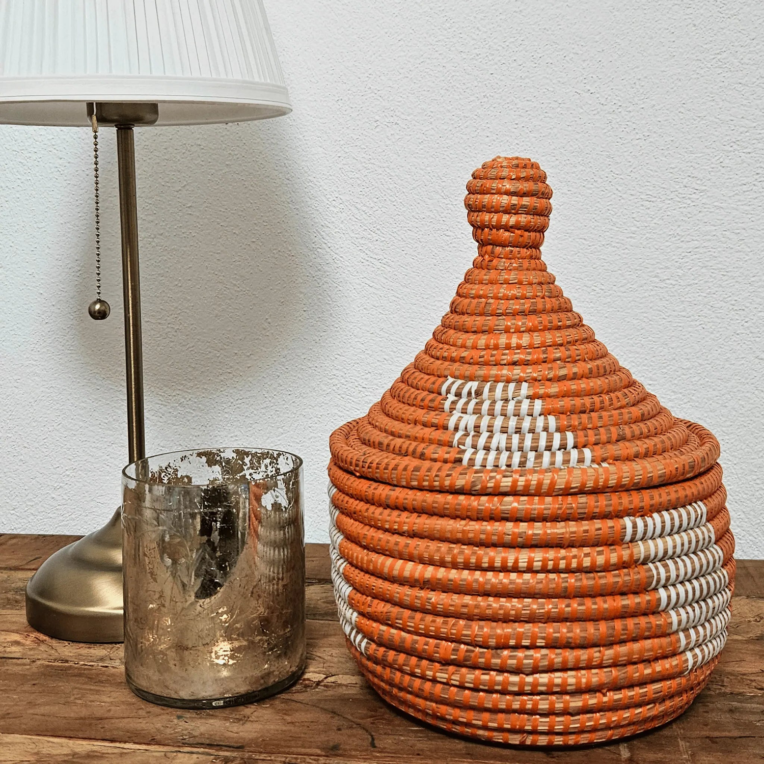 Image d'un panier décoratif pour salon blanc et orange avec couvercle
