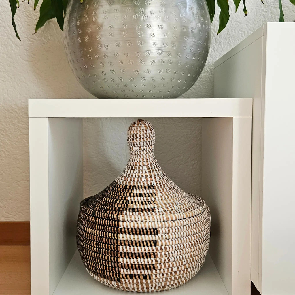 Image d'un panier de rangement ou décoration avec couvercle blanc et noir