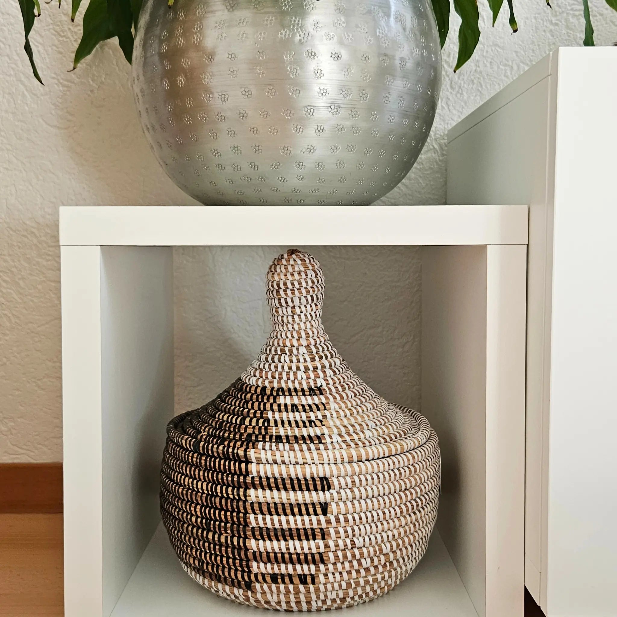 Image d'un panier de rangement ou décoration avec couvercle blanc et noir